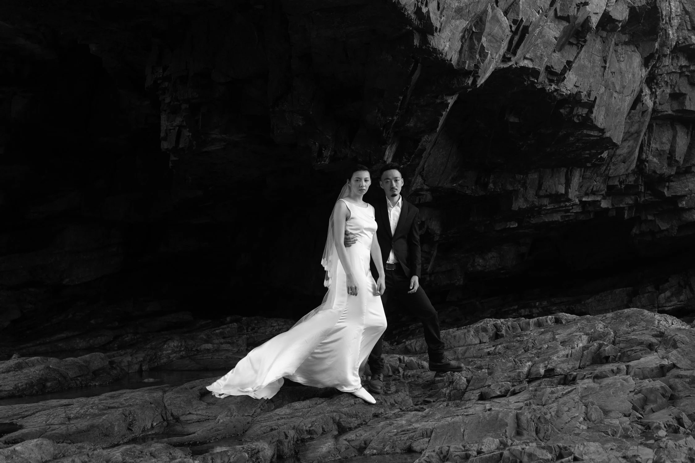 Timeless fashion editorial style pre-wedding photography photographed by Kay Lai Studio in Hong Kong. 香港Kay Lai Studio時尚風格婚紗攝影，簡約高級耐看。