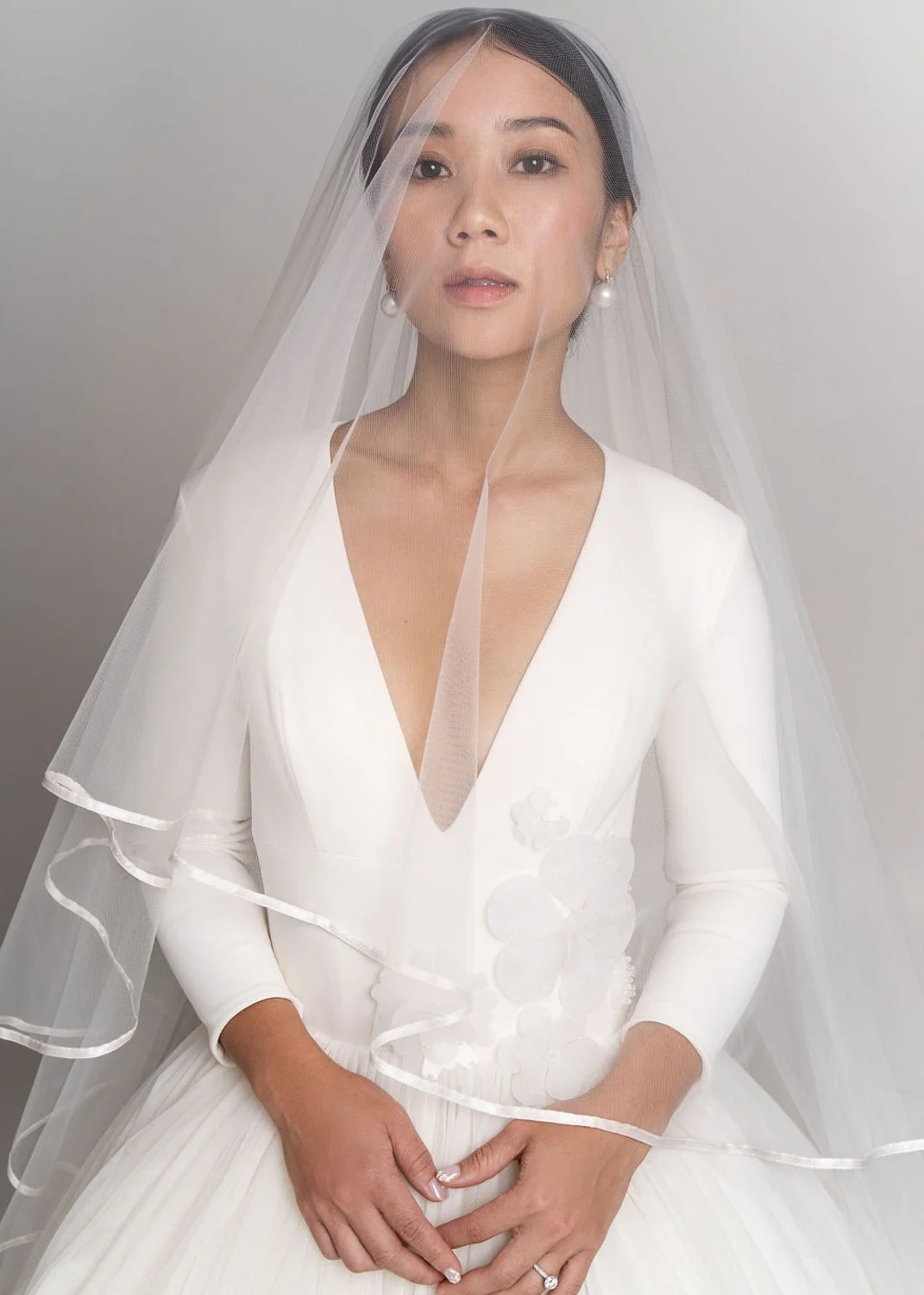 Timeless fashion editorial style pre-wedding photography photographed by Kay Lai Studio in Hong Kong. 香港Kay Lai Studio時尚風格婚紗攝影，簡約高級耐看。