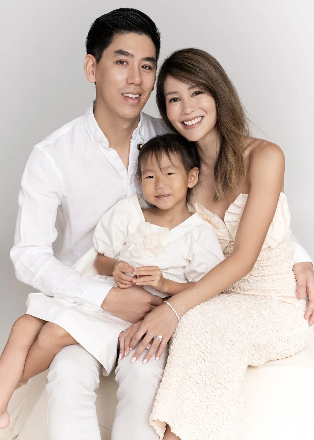 Timeless fashion editorial style family portrait photographed by Kay Lai Studio in Hong Kong. 香港Kay Lai Studio時尚風格家庭攝影。