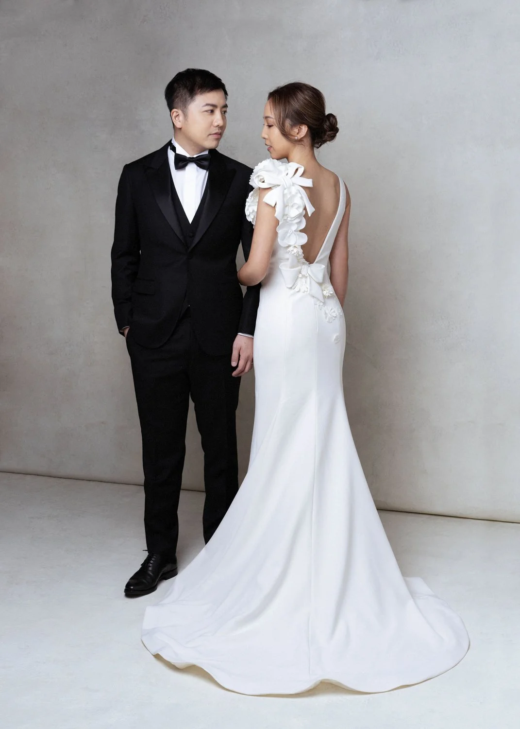 Timeless fashion editorial style pre-wedding photography photographed by Kay Lai Studio in Hong Kong. 香港Kay Lai Studio時尚風格婚紗攝影，簡約高級耐看。