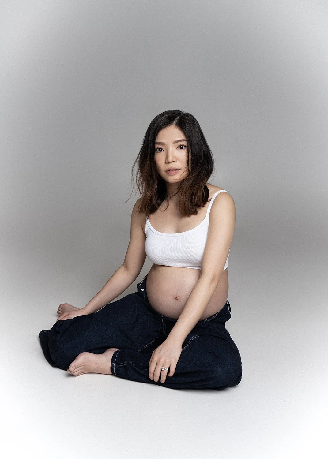 Timeless fashion editorial style maternity portrait photographed by Kay Lai Studio in Hong Kong, capturing elegant and sophisticated motherhood mother-to-be moments. 香港Kay Lai Studio時尚風格孕婦寫真，簡約高級耐看。