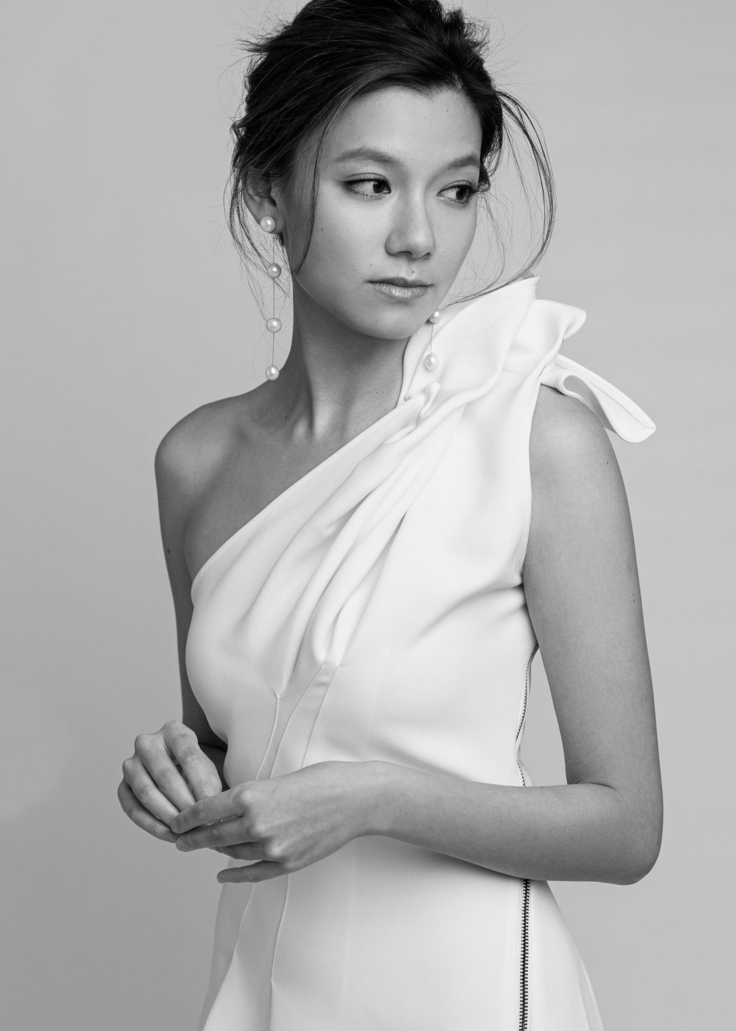 Timeless fashion editorial style pre-wedding photography photographed by Kay Lai Studio in Hong Kong. 香港Kay Lai Studio時尚風格婚紗攝影，簡約高級耐看。