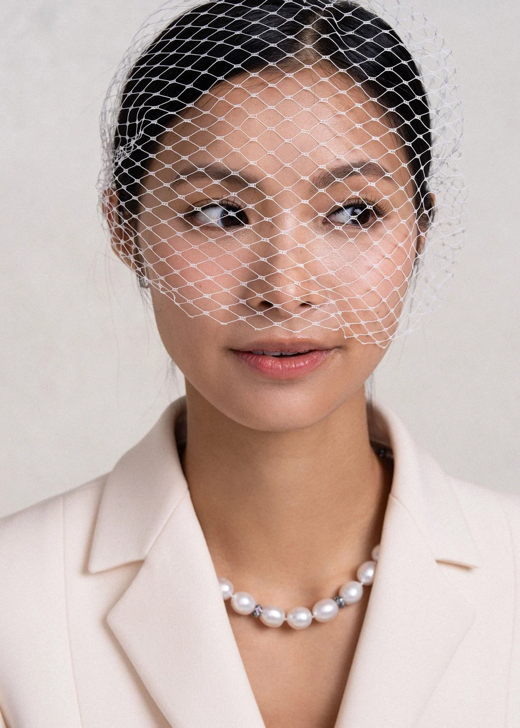 Timeless fashion editorial style pre-wedding photography photographed by Kay Lai Studio in Hong Kong. 香港Kay Lai Studio時尚風格婚紗攝影，簡約高級耐看。