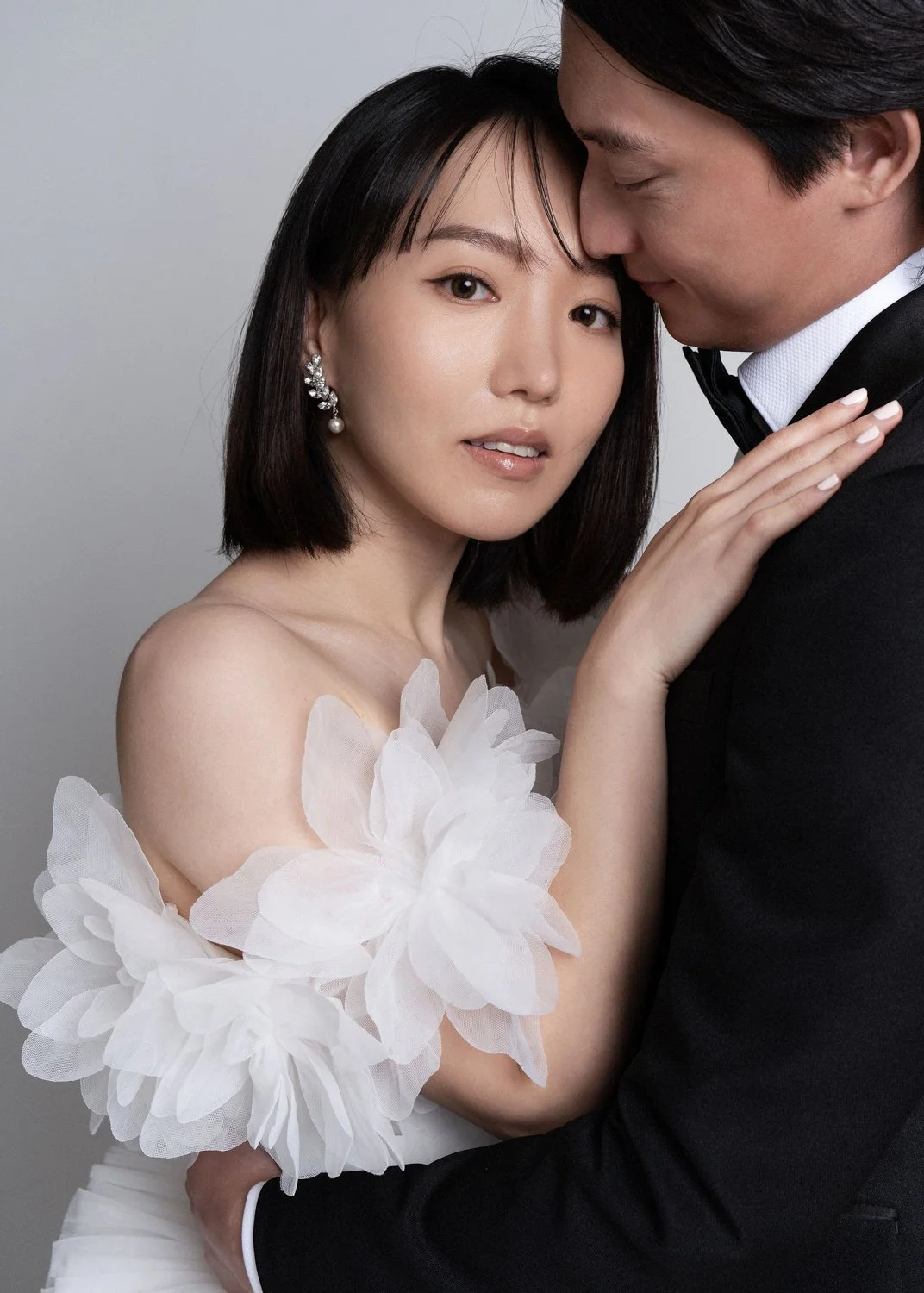 Timeless fashion editorial style pre-wedding photography photographed by Kay Lai Studio in Hong Kong. 香港Kay Lai Studio時尚風格婚紗攝影，簡約高級耐看。