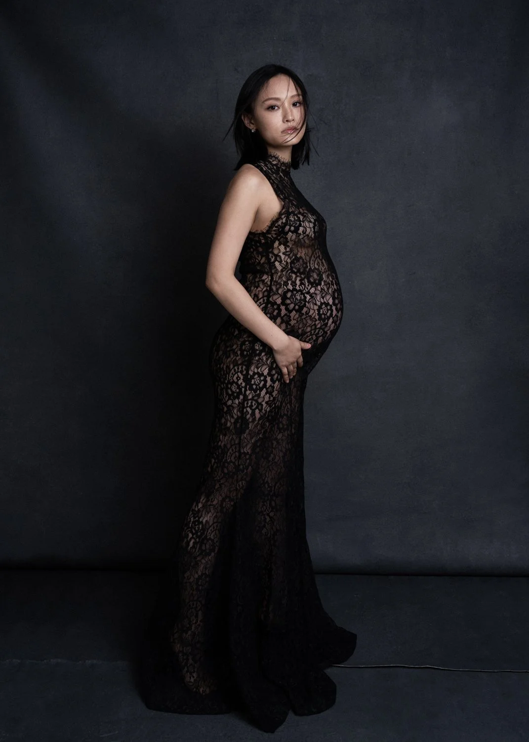 Timeless fashion editorial style maternity portrait photographed by Kay Lai Studio in Hong Kong, capturing elegant and sophisticated motherhood mother-to-be moments. 香港Kay Lai Studio時尚風格孕婦寫真，簡約高級耐看。