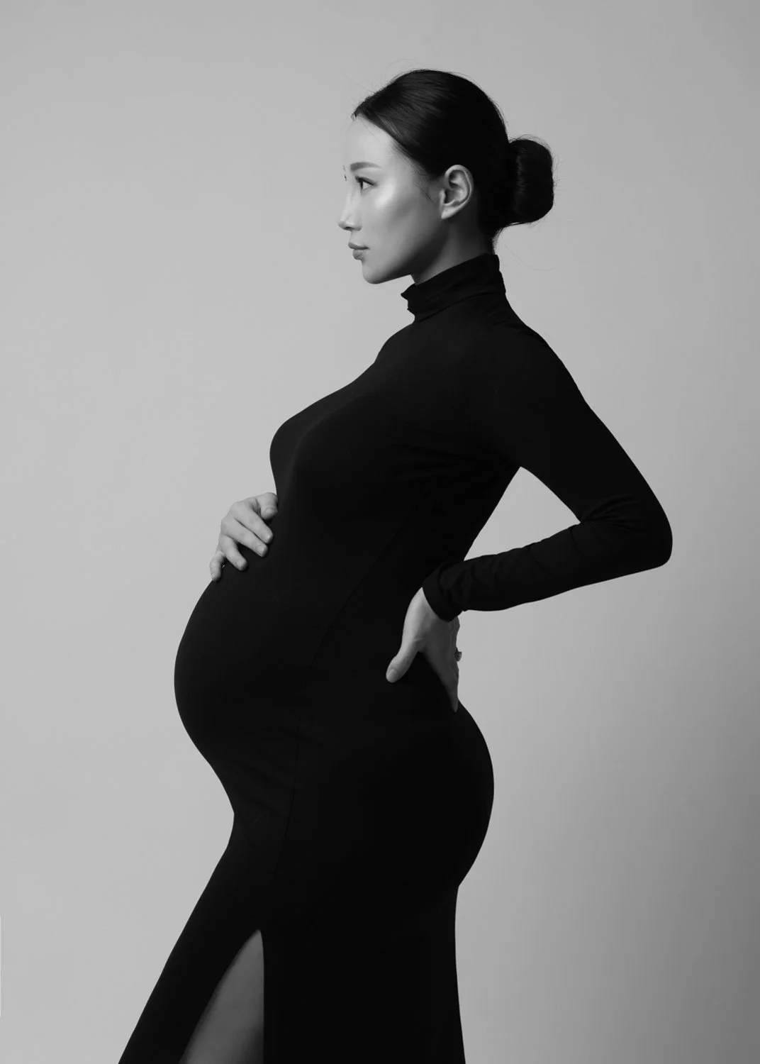 Timeless black and white fashion editorial style maternity portrait photographed by Kay Lai Studio in Hong Kong, capturing elegant and sophisticated motherhood mother-to-be moments. 香港Kay Lai Studio時尚風格孕婦寫真，簡約高級耐看。