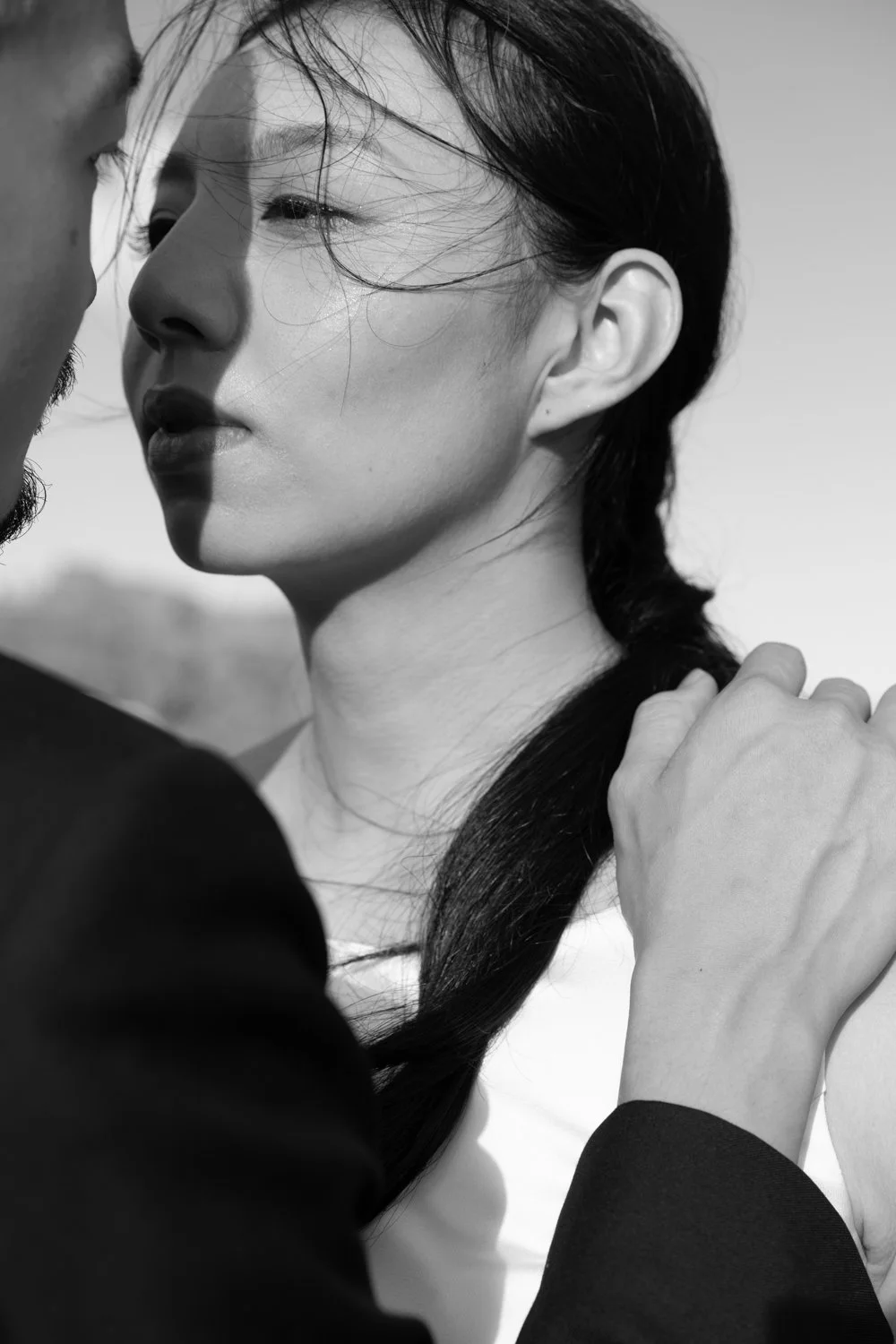 Timeless fashion editorial style pre-wedding photography photographed by Kay Lai Studio in Hong Kong. 香港Kay Lai Studio時尚風格婚紗攝影，簡約高級耐看。