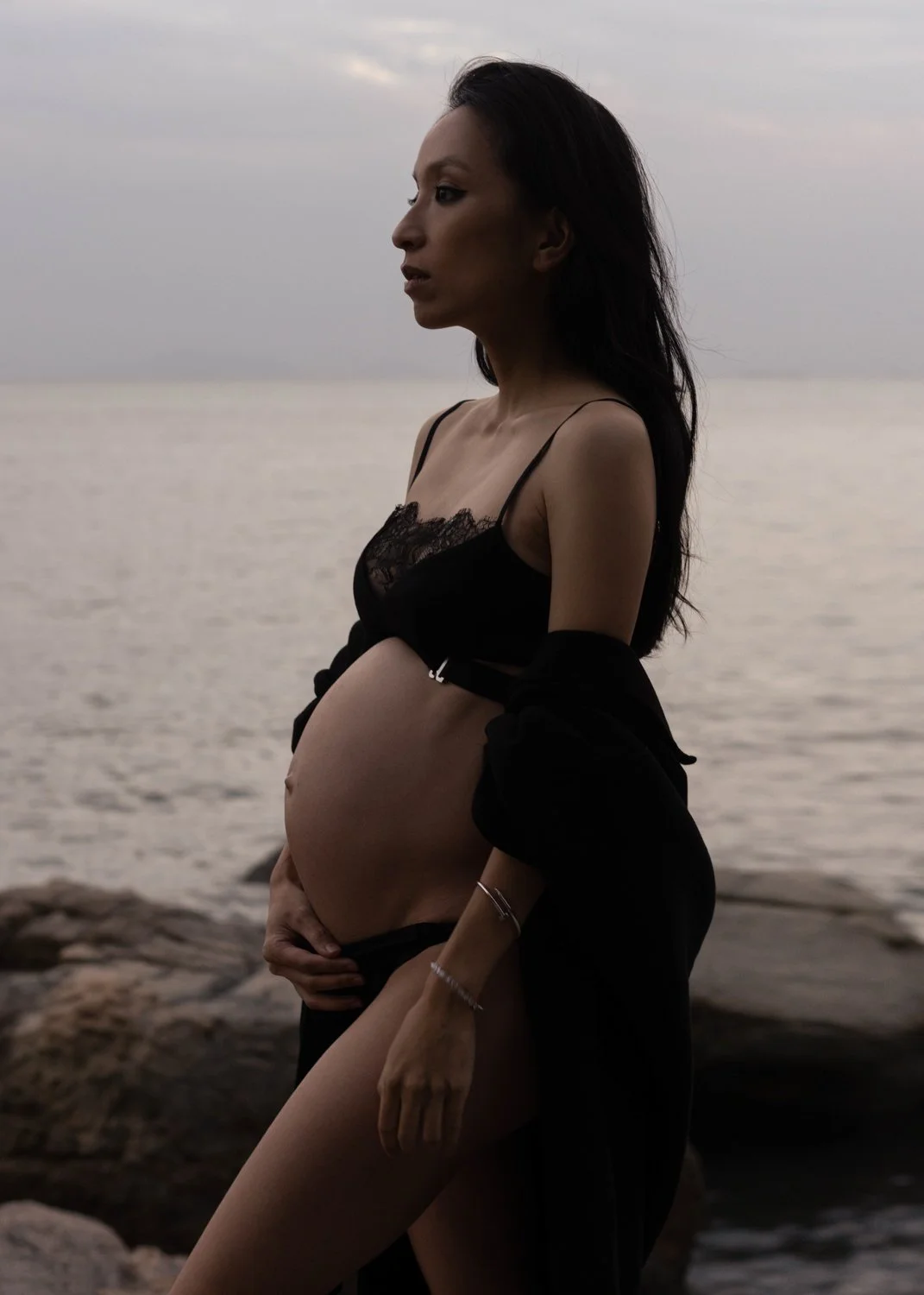 Timeless fashion editorial style maternity portrait photographed by Kay Lai Studio in Hong Kong, capturing elegant and sophisticated motherhood mother-to-be moments. 香港Kay Lai Studio時尚風格孕婦寫真，簡約高級耐看。