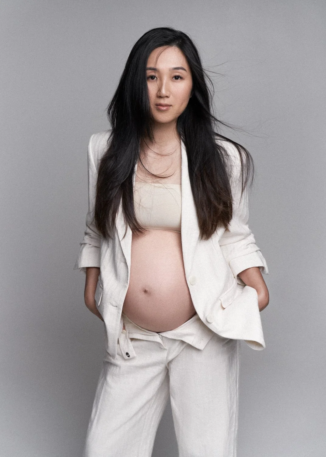 Timeless fashion editorial style maternity portrait photographed by Kay Lai Studio in Hong Kong, capturing elegant and sophisticated motherhood mother-to-be moments. 香港Kay Lai Studio時尚風格孕婦寫真，簡約高級耐看。