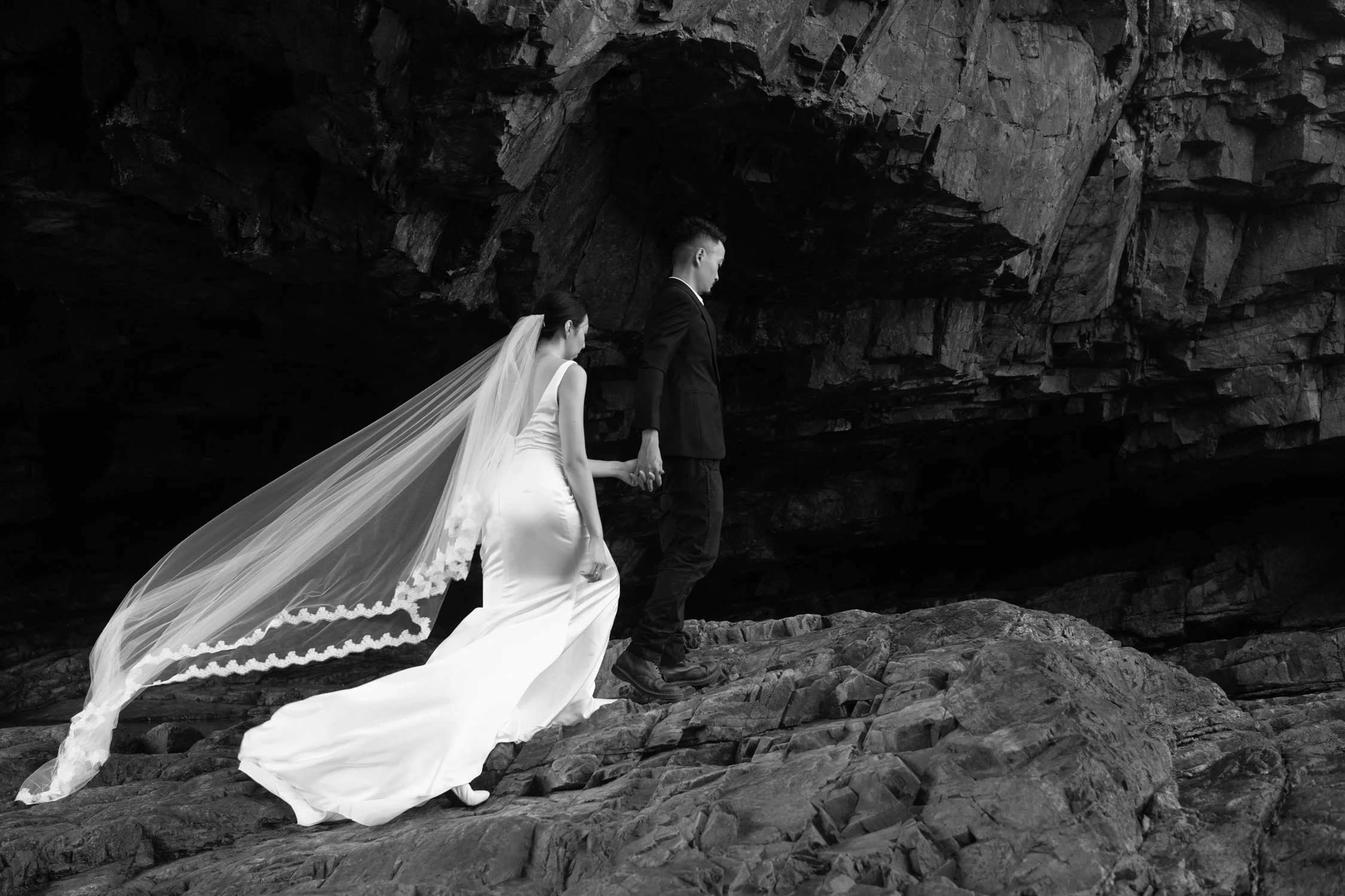 Timeless fashion editorial style pre-wedding photography photographed by Kay Lai Studio in Hong Kong. 香港Kay Lai Studio時尚風格婚紗攝影，簡約高級耐看。