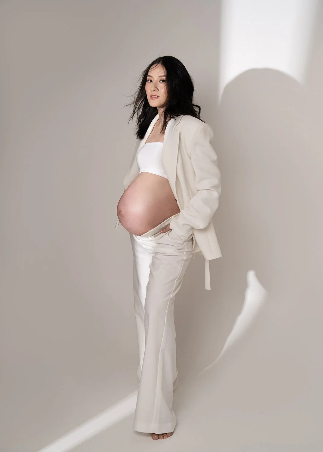 Timeless fashion editorial style maternity portrait photographed by Kay Lai Studio in Hong Kong, capturing elegant and sophisticated motherhood mother-to-be moments. 香港Kay Lai Studio時尚風格孕婦寫真，簡約高級耐看。