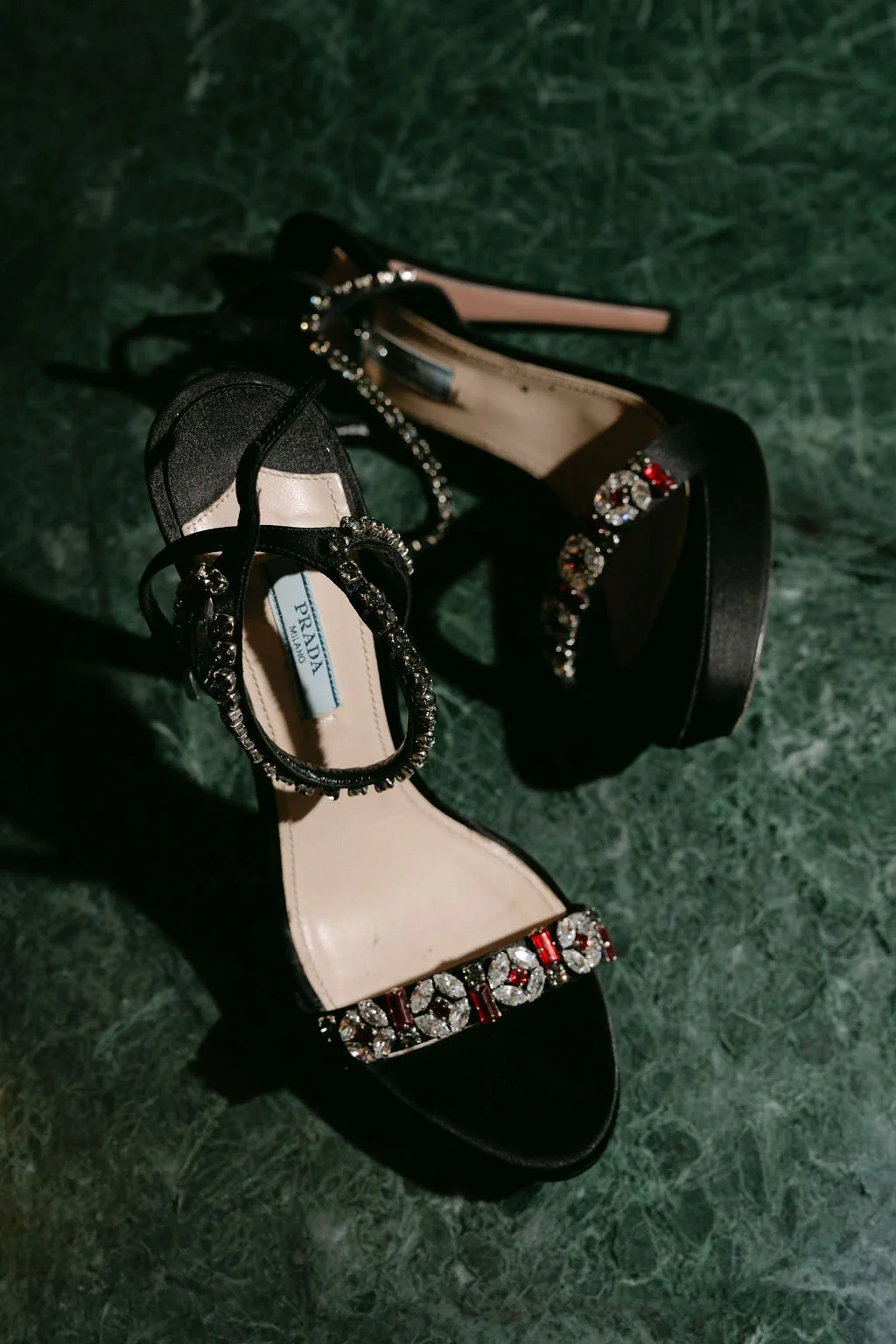 Timeless fashion editorial style wedding day photography photographed by Kay Lai Studio in Hong Kong. 香港Kay Lai Studio時尚風格婚禮攝影，簡約高級耐看。