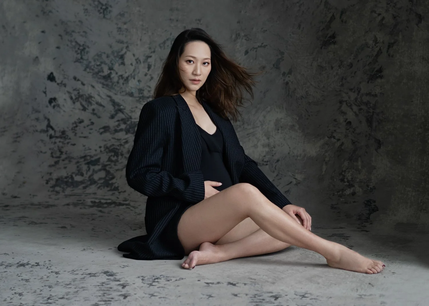 Timeless fashion editorial style maternity portrait photographed by Kay Lai Studio in Hong Kong, capturing elegant and sophisticated motherhood mother-to-be moments. 香港Kay Lai Studio時尚風格孕婦寫真，簡約高級耐看。