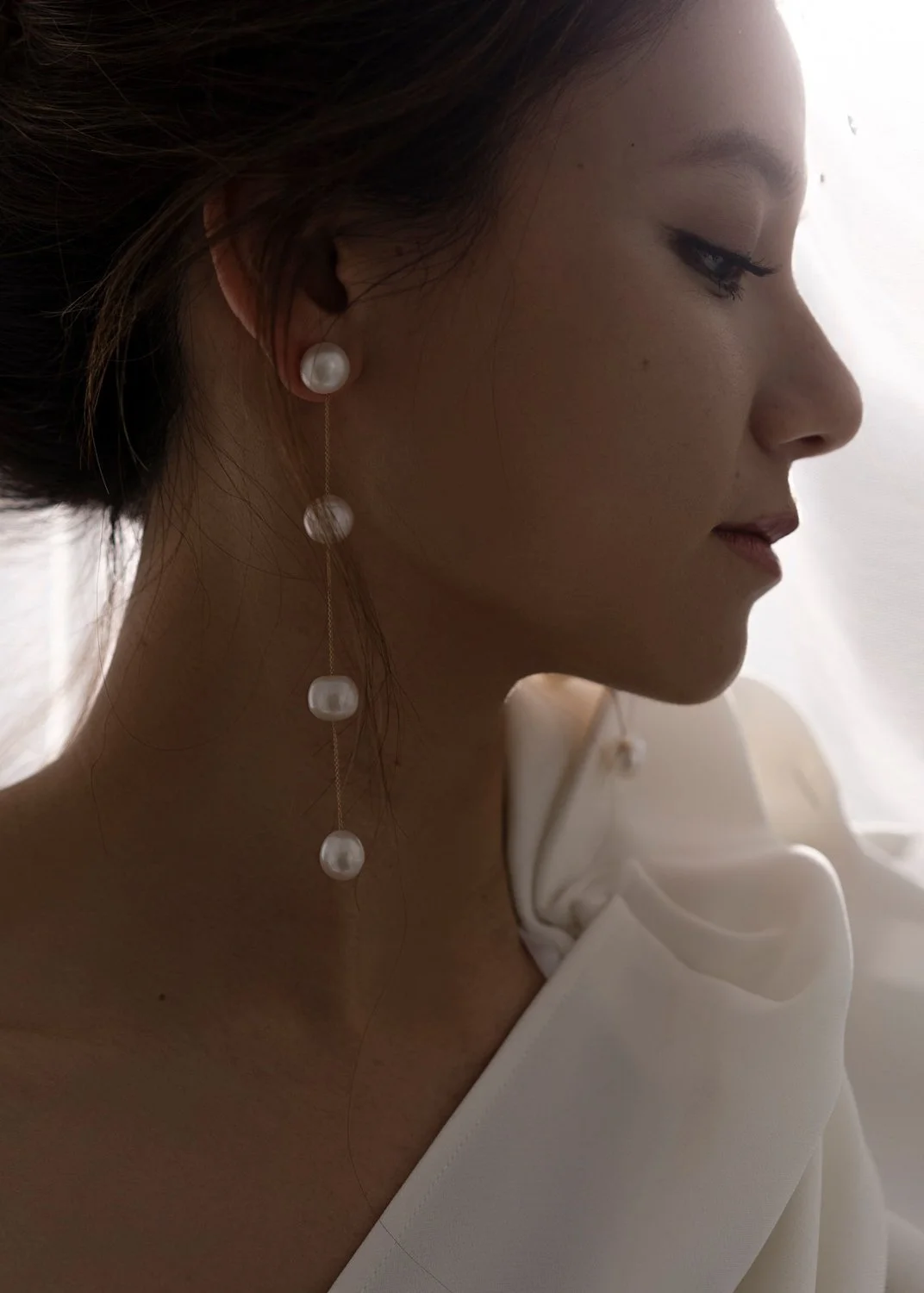 Timeless fashion editorial style pre-wedding photography photographed by Kay Lai Studio in Hong Kong. 香港Kay Lai Studio時尚風格婚紗攝影，簡約高級耐看。