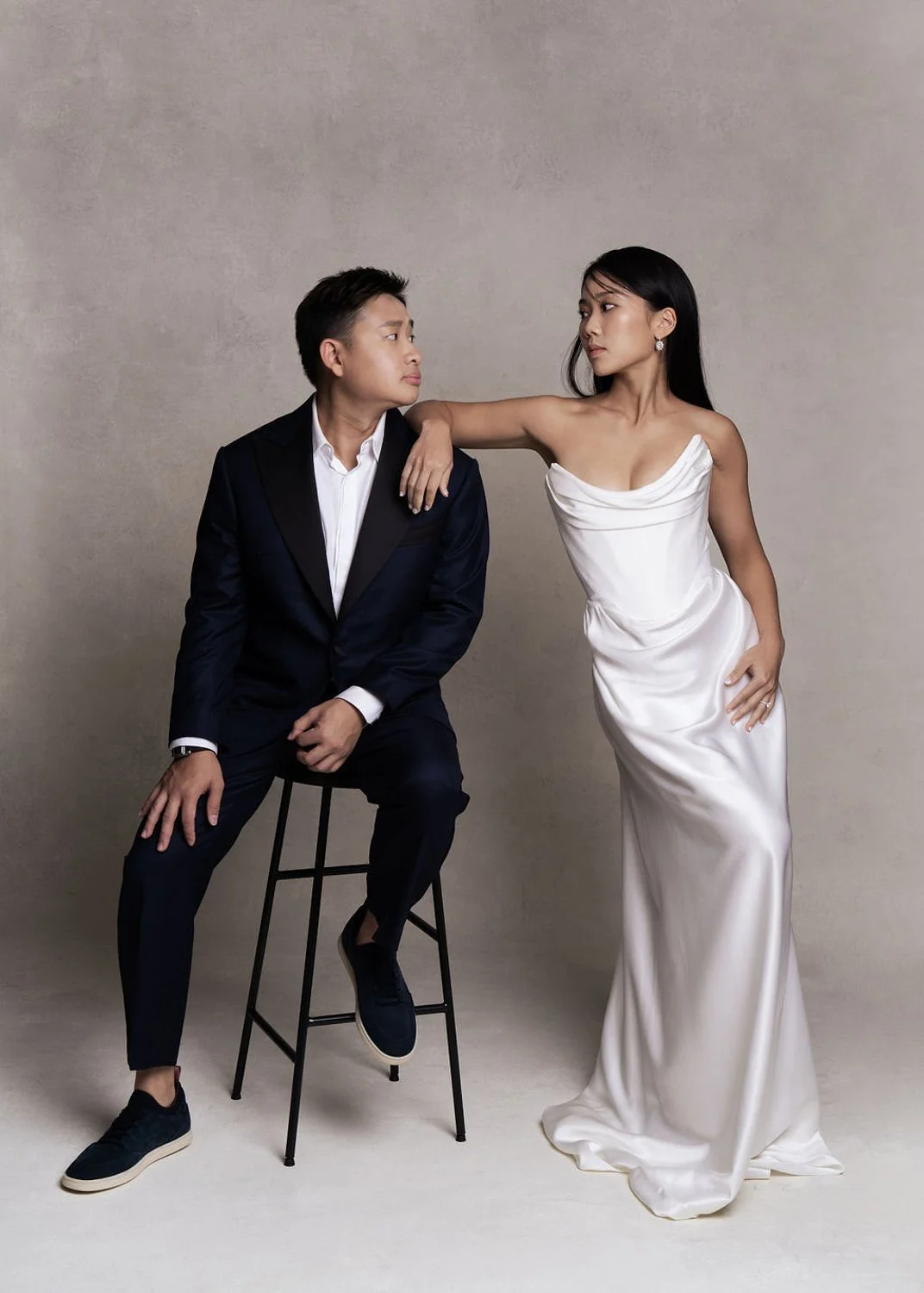 Timeless fashion editorial style pre-wedding photography photographed by Kay Lai Studio in Hong Kong. 香港Kay Lai Studio時尚風格婚紗攝影，簡約高級耐看。