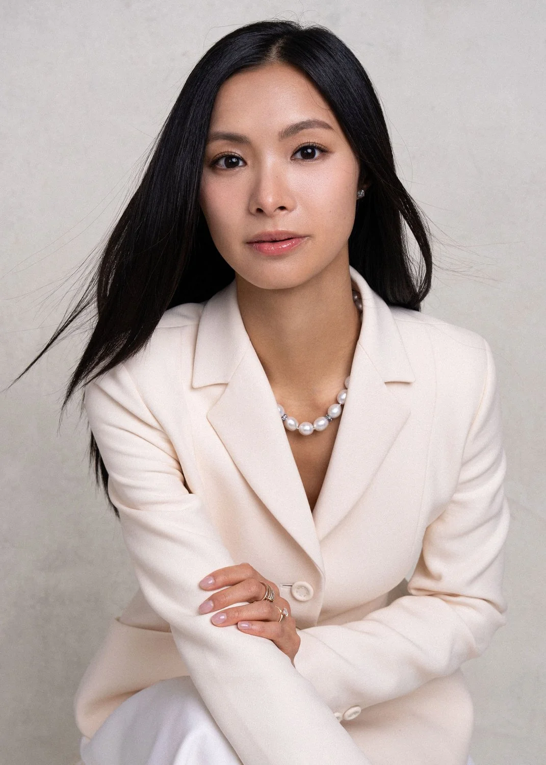 Timeless fashion editorial style pre-wedding photography photographed by Kay Lai Studio in Hong Kong. 香港Kay Lai Studio時尚風格婚紗攝影，簡約高級耐看。