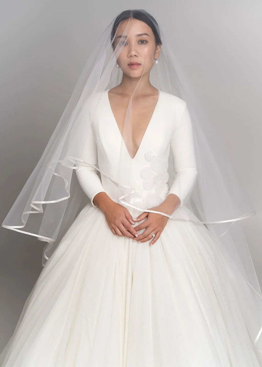 Timeless fashion editorial style pre-wedding photography photographed by Kay Lai Studio in Hong Kong. 香港Kay Lai Studio時尚風格婚紗攝影，簡約高級耐看。