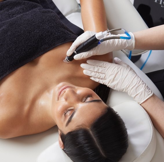 Hydrafacial neck and décolleté treatment for smoother skin