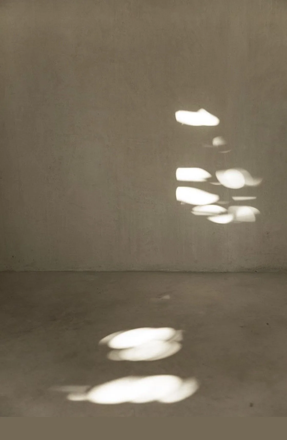 Lichtreflexionen und Schatten an einer Wand und Boden