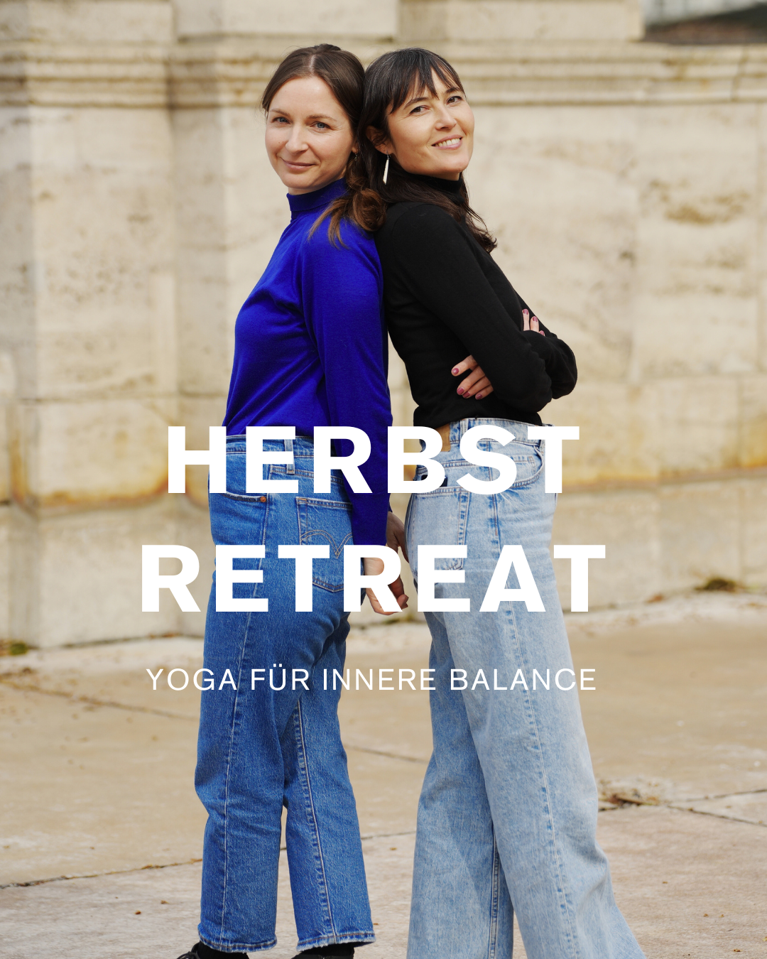 Zwei Frauen stehen Rücken an Rücken vor einer Mauer, eine trägt ein blaues Oberteil und die andere ein schwarzes. Text auf dem Bild: Herst Retreat, Yoga für innere Balance.