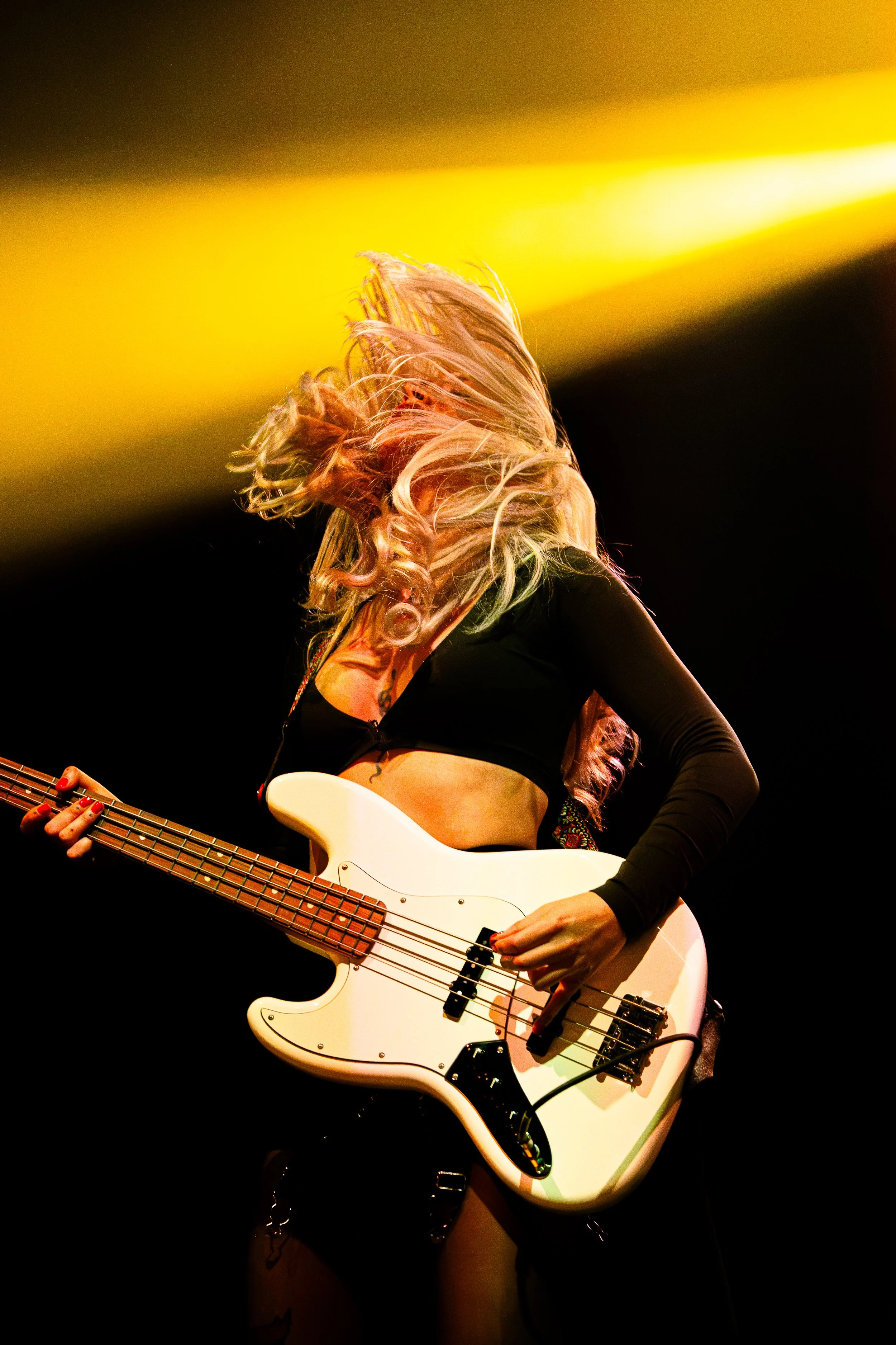 JamesAndTheCOldGun_Guitarist_Lady_AnthonyMartinez.jpg