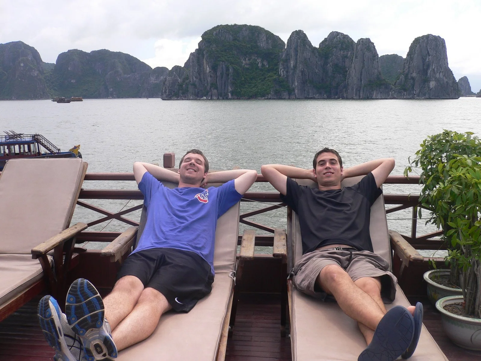 ha long relax.jpg