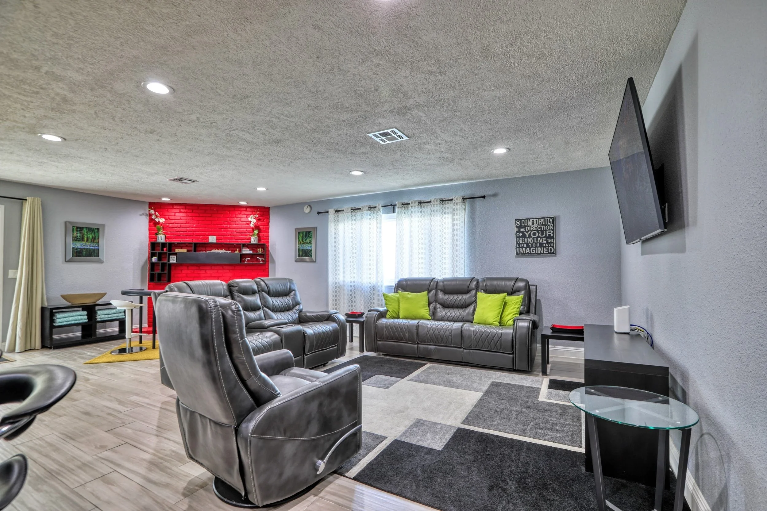 Living Room to E.jpg