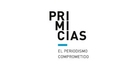 Texto que dice 'PRIMICIAS' en letras grandes y en negrita, con la palabra dividida en líneas, y debajo, en letras más pequeñas, dice 'El periodismo comprometido'.
