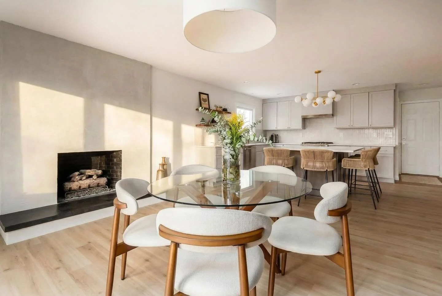 In the Autumn Hill kitchen and bath (x2), our goal was to maximize space and carry the flawless flow throughout the home. Statement lighting and elegant brass fixtures made the rooms extra special💛
#interiordesign #homeremodel #kitchenremodel #homer