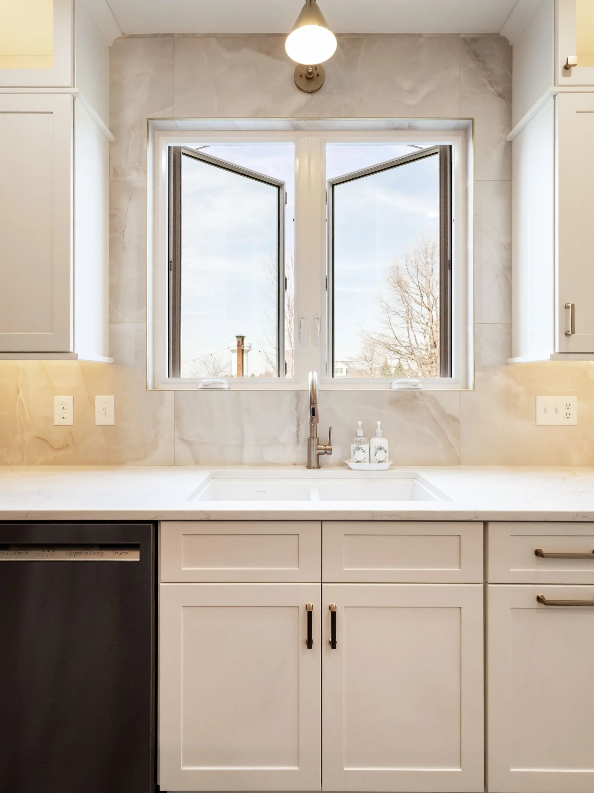 Sunny and seventy in Ohio means our windows are open and we&rsquo;re letting all of the natural light in☀️

Once dark and dismal, the Debidare kitchen has a new optimal glow and is redesigned with practicality in mind for the whole family 💛

#interi