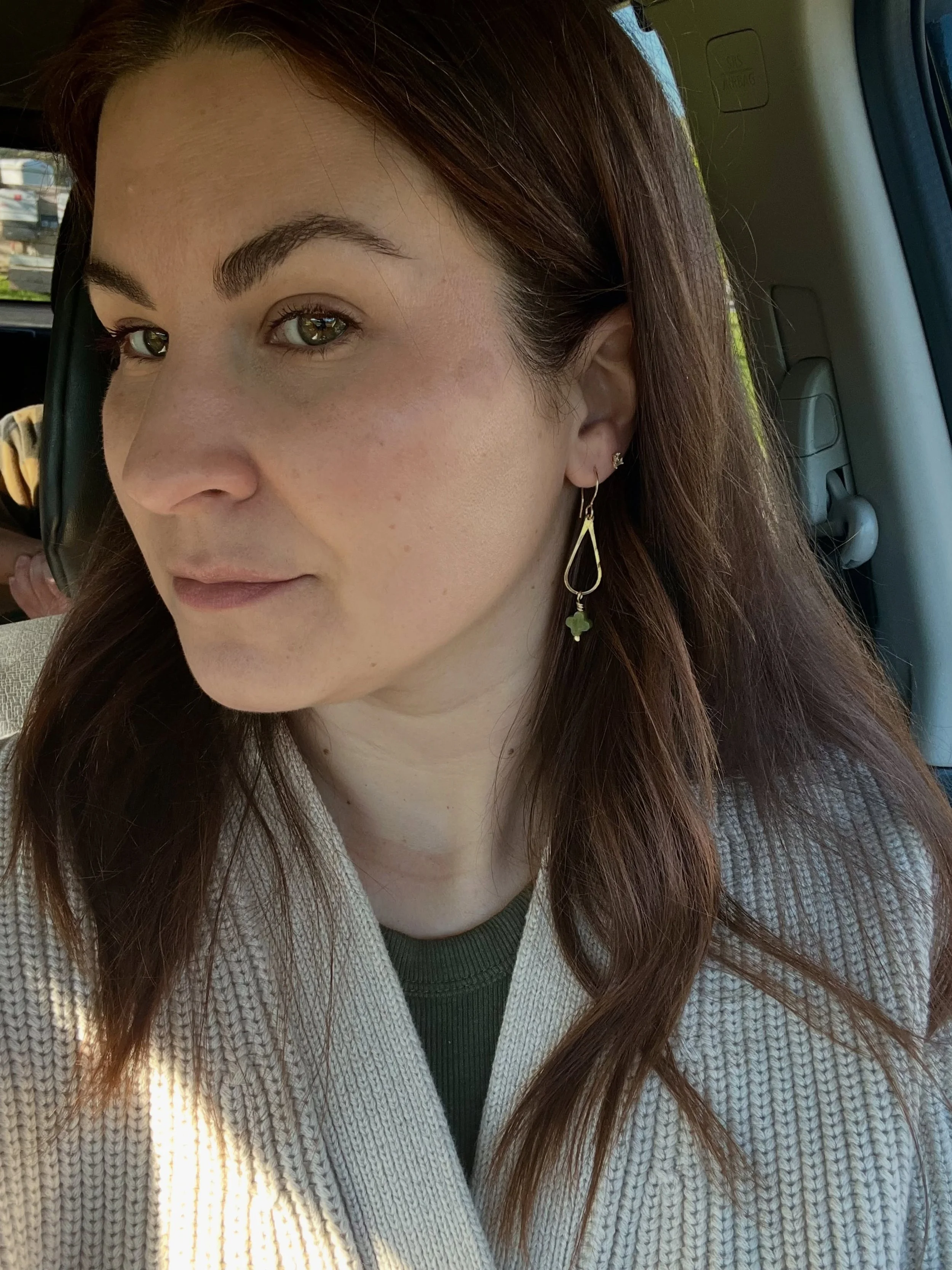 EOTD (earring of the day) 😉 14k gold-filled wire with a Jade clover 🍀 
#handmadeearrings #jade #slowmade #gemstoneearrings