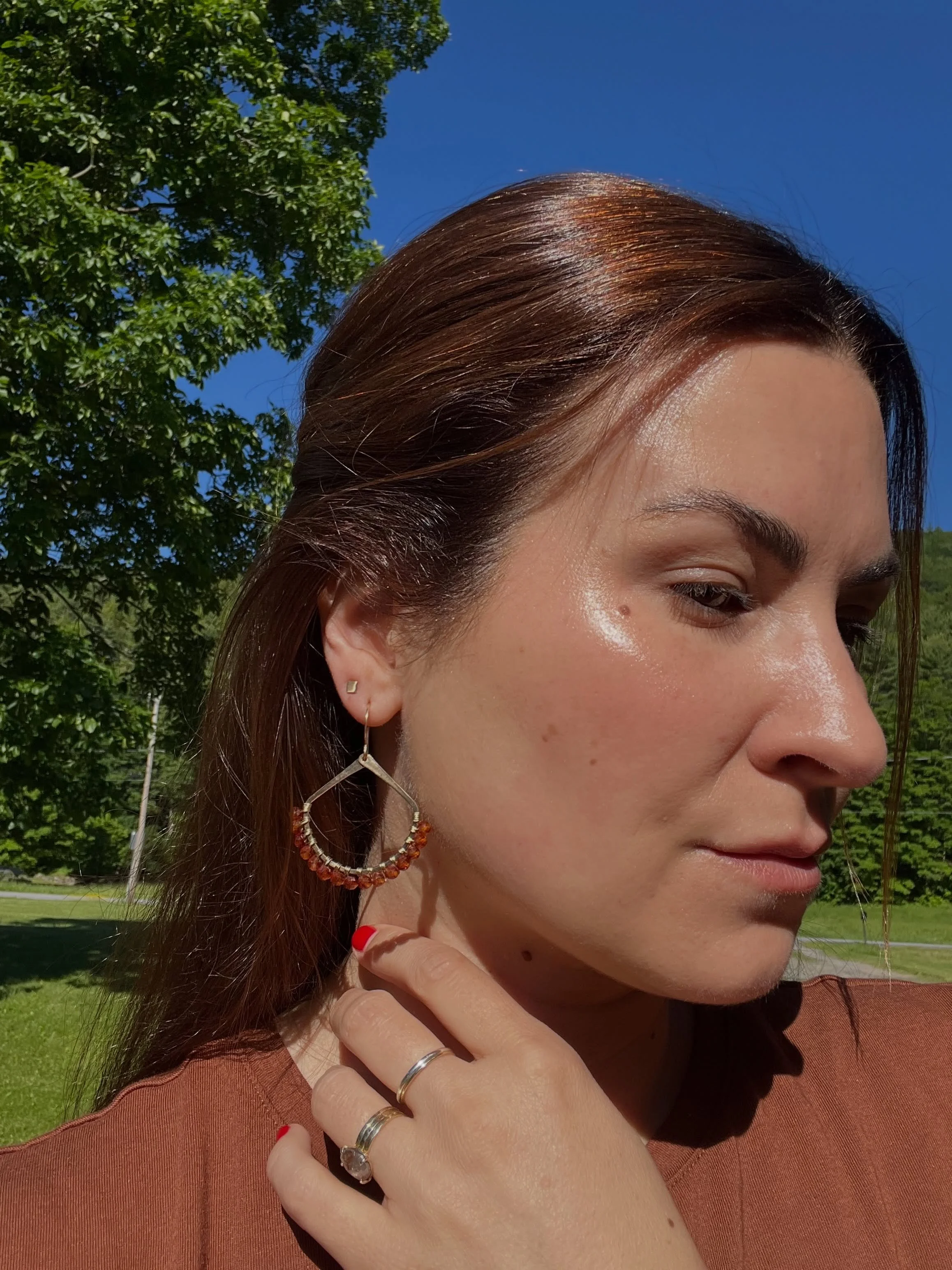 EOTD (earring of the day!) Really struggling to get a good shot of the earring, so there&rsquo;s a close up in the next slide. Hessonite Garnet on 14k Gold-filled wire. 😍🤎 New faves! #ootd #earringoftheday #hessonitegarnet #gemstoneearrings #handma