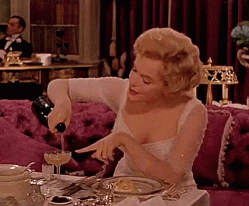marilyn-monroe-pouring-champagne-2xf1aenstd6mrrt9.gif