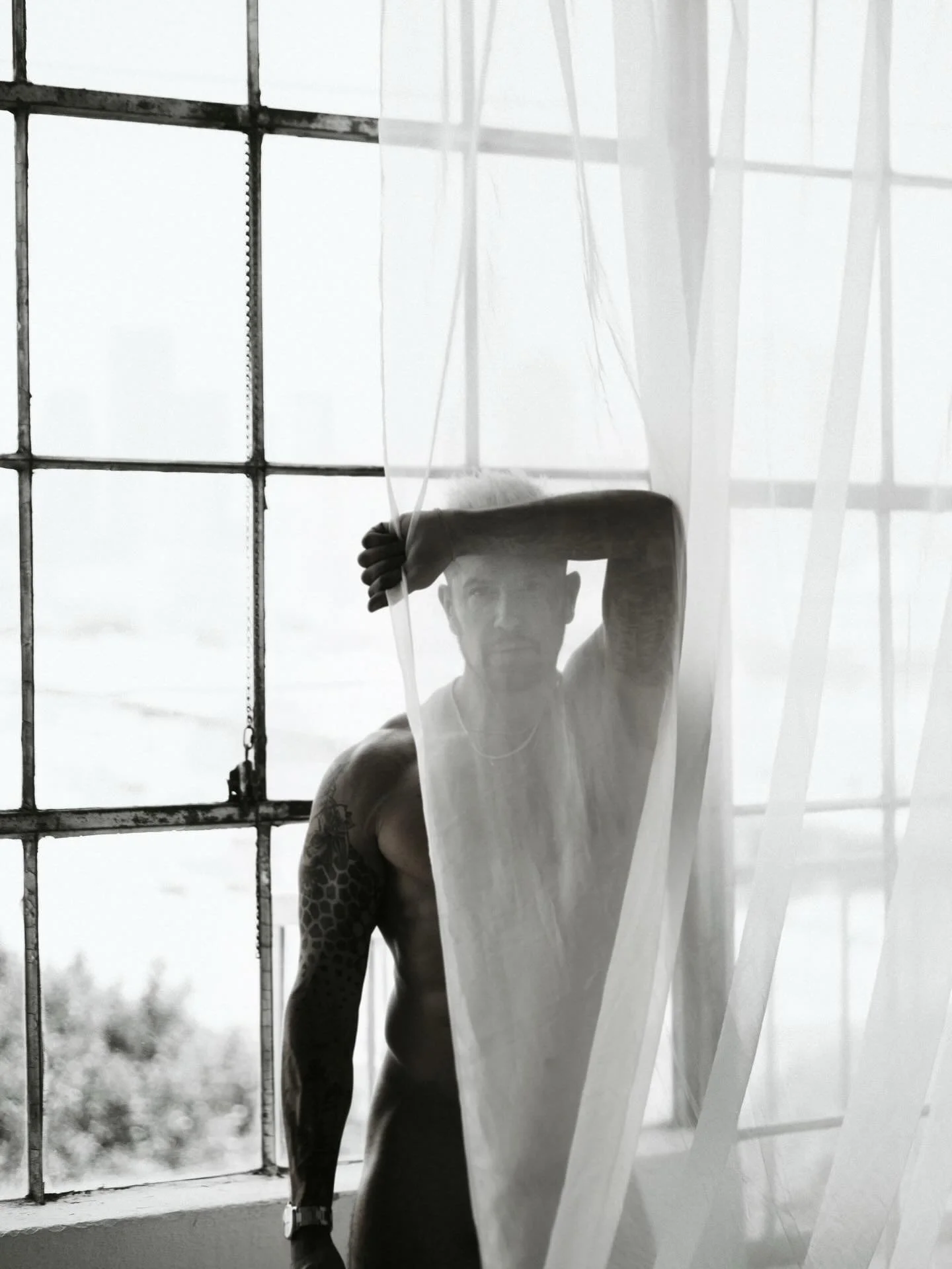 Seen. Unseen. Remembered.

Image by @trevorpaul.rawphoto 

#ArtModel
#EditorialMood
#BlackAndWhiteArt