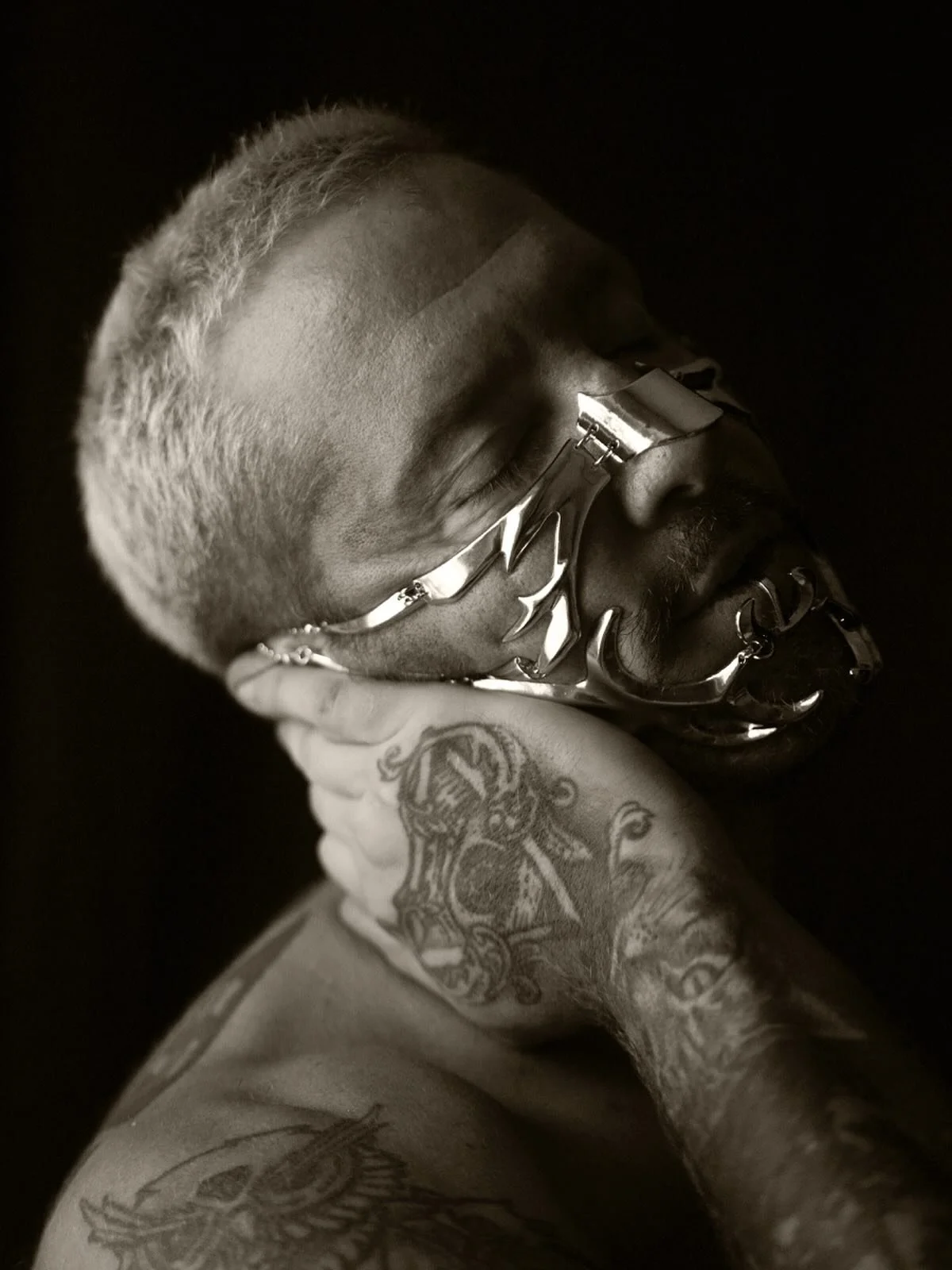 A moment suspended in metal and emotion.
Miami 
📸 @rickycohete

#ArtInTheFlesh #ModernArmor #VisualPoetry #RickyCohete #BodyArt #TattooMuse #MaskedBeauty #DarkElegance #QueerArtistry #EditorialVibes #InkAndEmotion #MasculineMystique #BoldExpression 