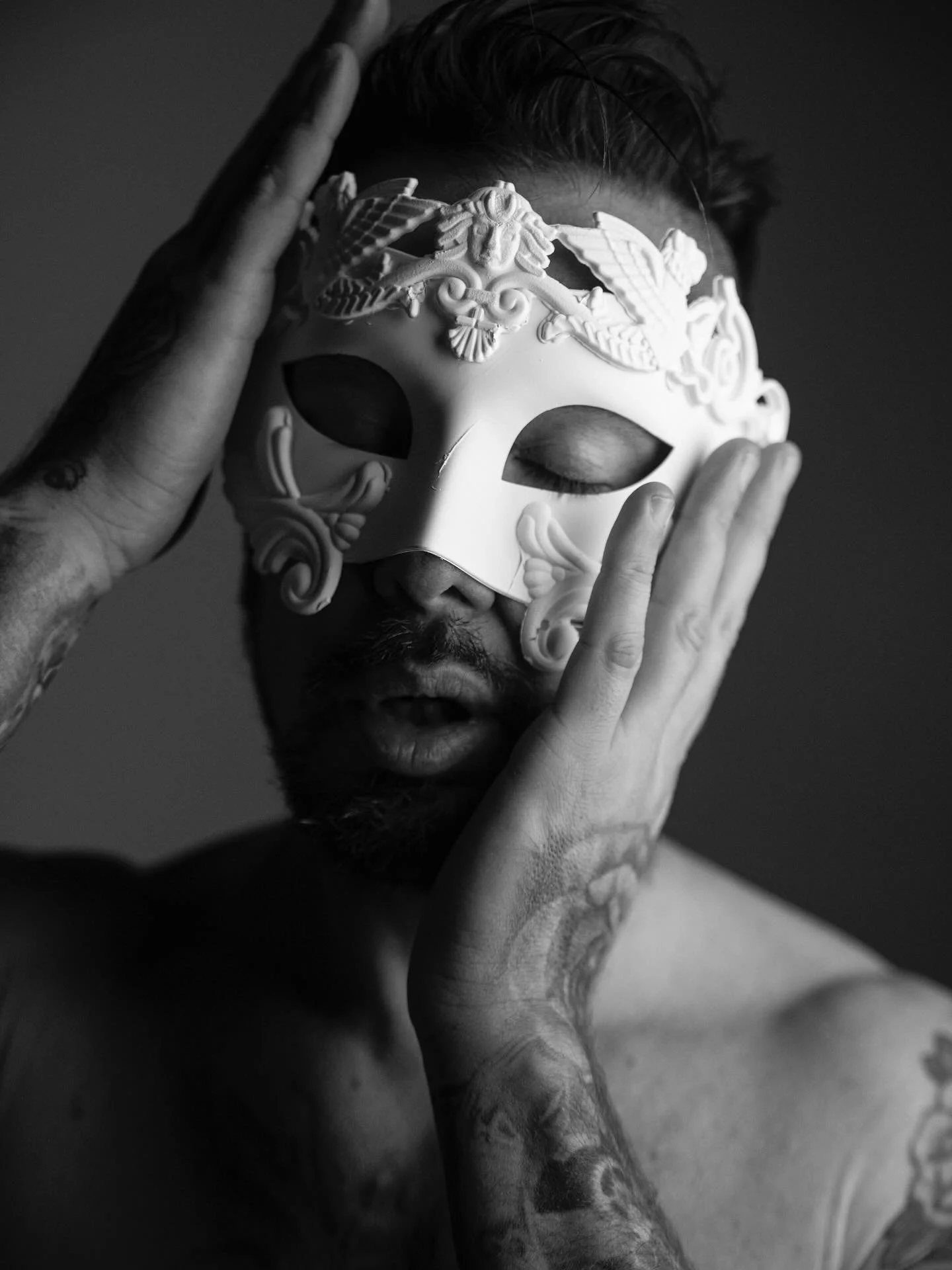 Behind the mask, the art speaks louder.
Raw. Ornate. Unapologetic.
📸 Shot exclusively by @rickycohete

#MaskedMuse #VisualPoetry #ArtModel #EditorialMood #TattooedElegance #BWPortrait
#moody
