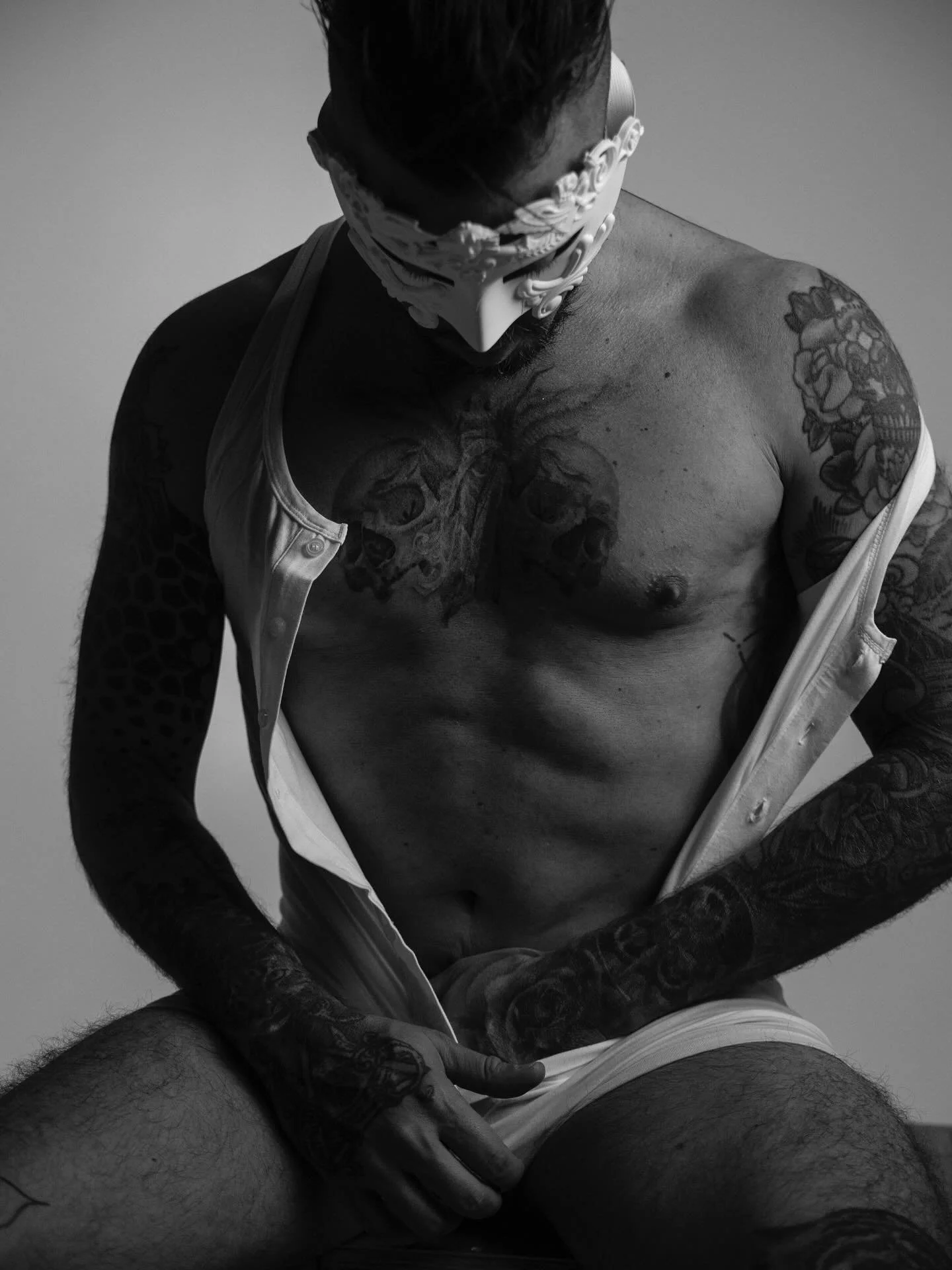 Silence speaks when the body roars.
Masked. Marked. Unafraid.

📸 @rickycohete

#PowerInPose #MaskedIdentity #BodyBoldlyTold #TattooElegance #RickyCohete #UnfilteredForm #MasculineArt #InkAndShadow #FierceAndRaw #VisualProvocation #EditorialStrength 