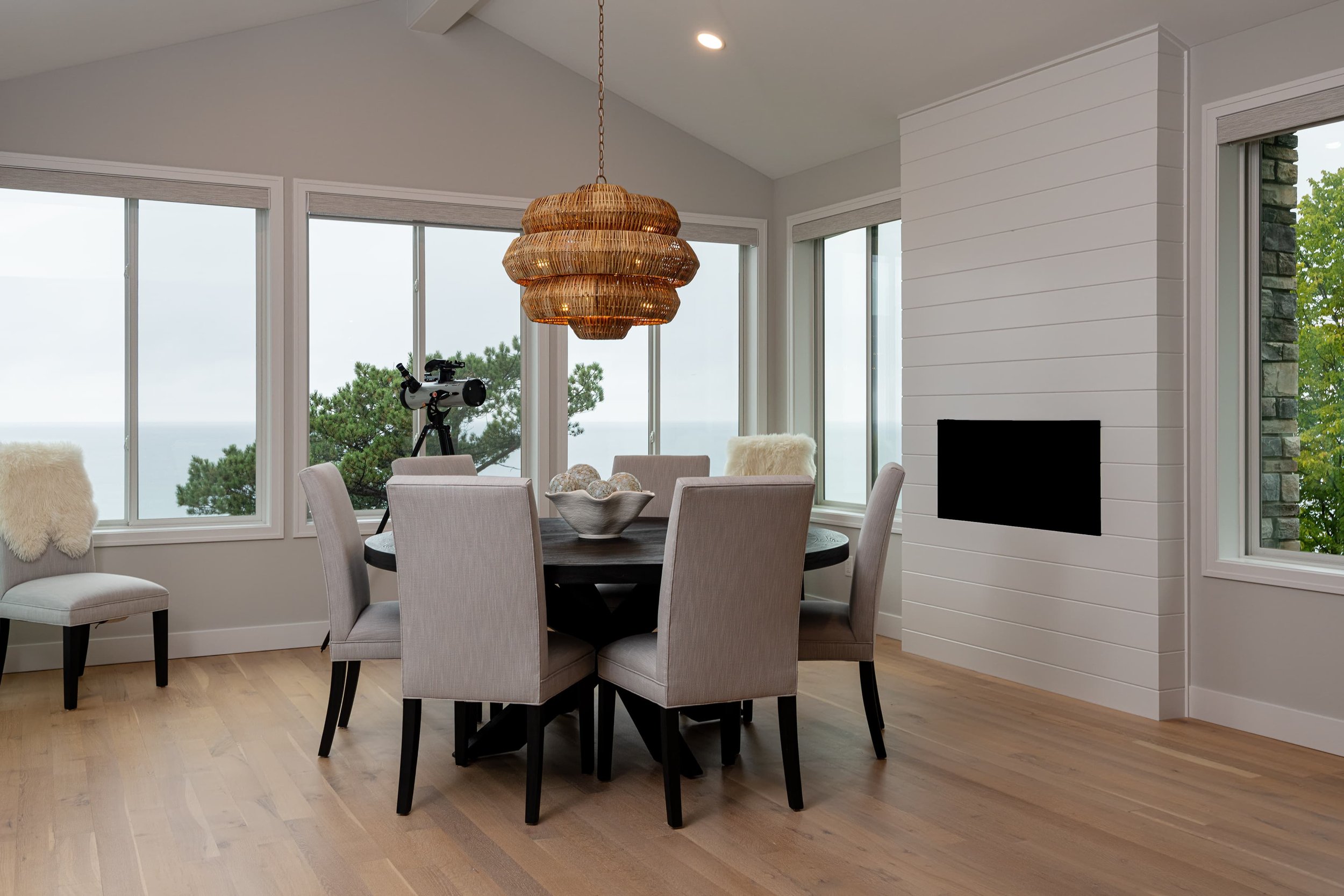 Modern Comfort on the Lake