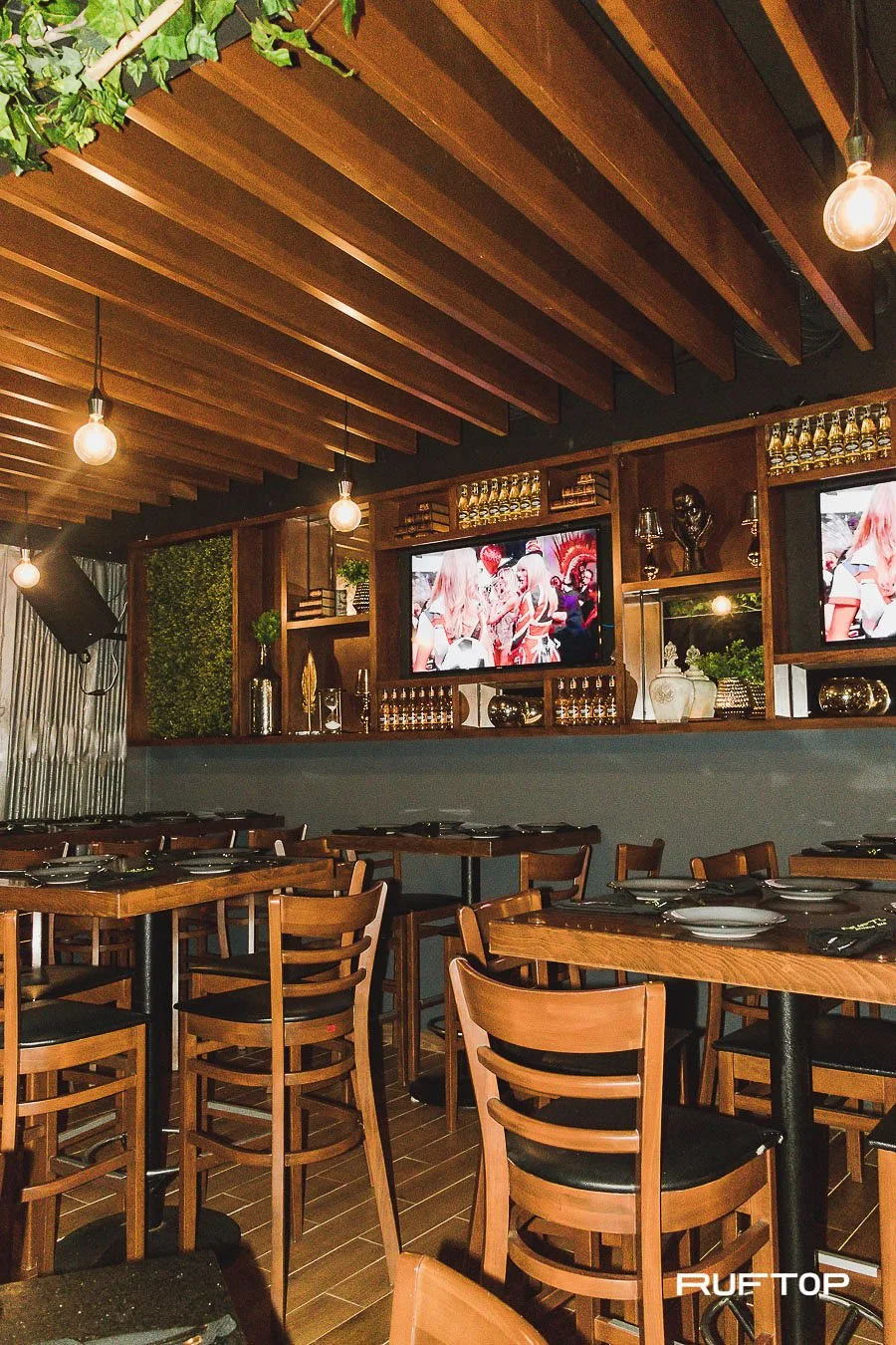 Mueble de televisión a medida para Restaurante - Bar 