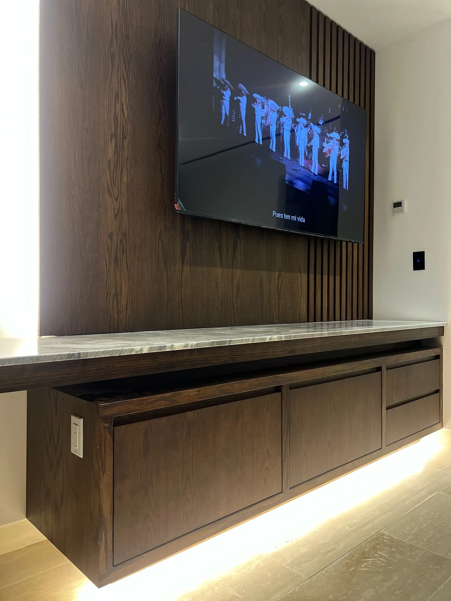 Mueble de TV - Para recámara, diseñado para integrarse al espacio con funcionalidad y diseño.