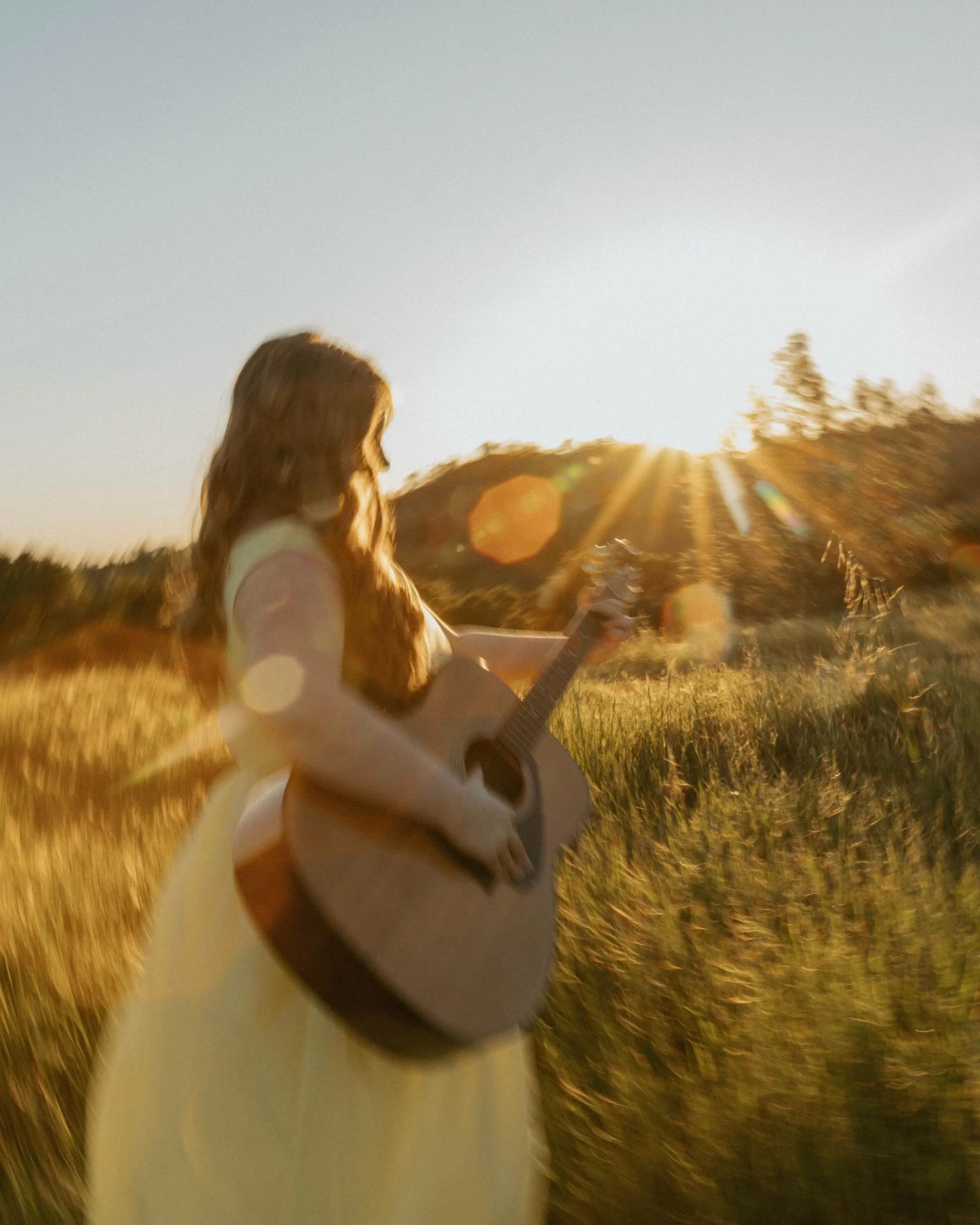 Emma &amp; her guitar *:･&deg;❀.ೃ࿔*