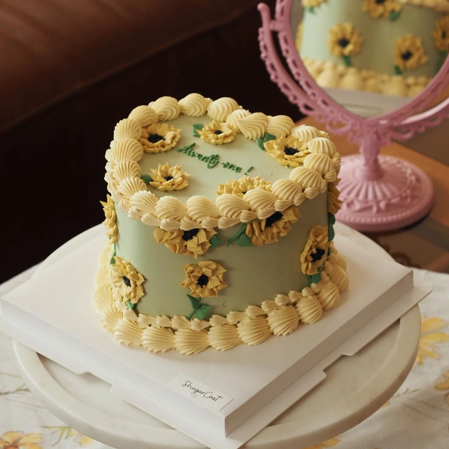 The sun and her flowers 🌻

#vintagecakes #nzcakes #cakesoftheday #cakegram #cakestagram #cakesofinstagram #cakesofinsta #sunflowerlove