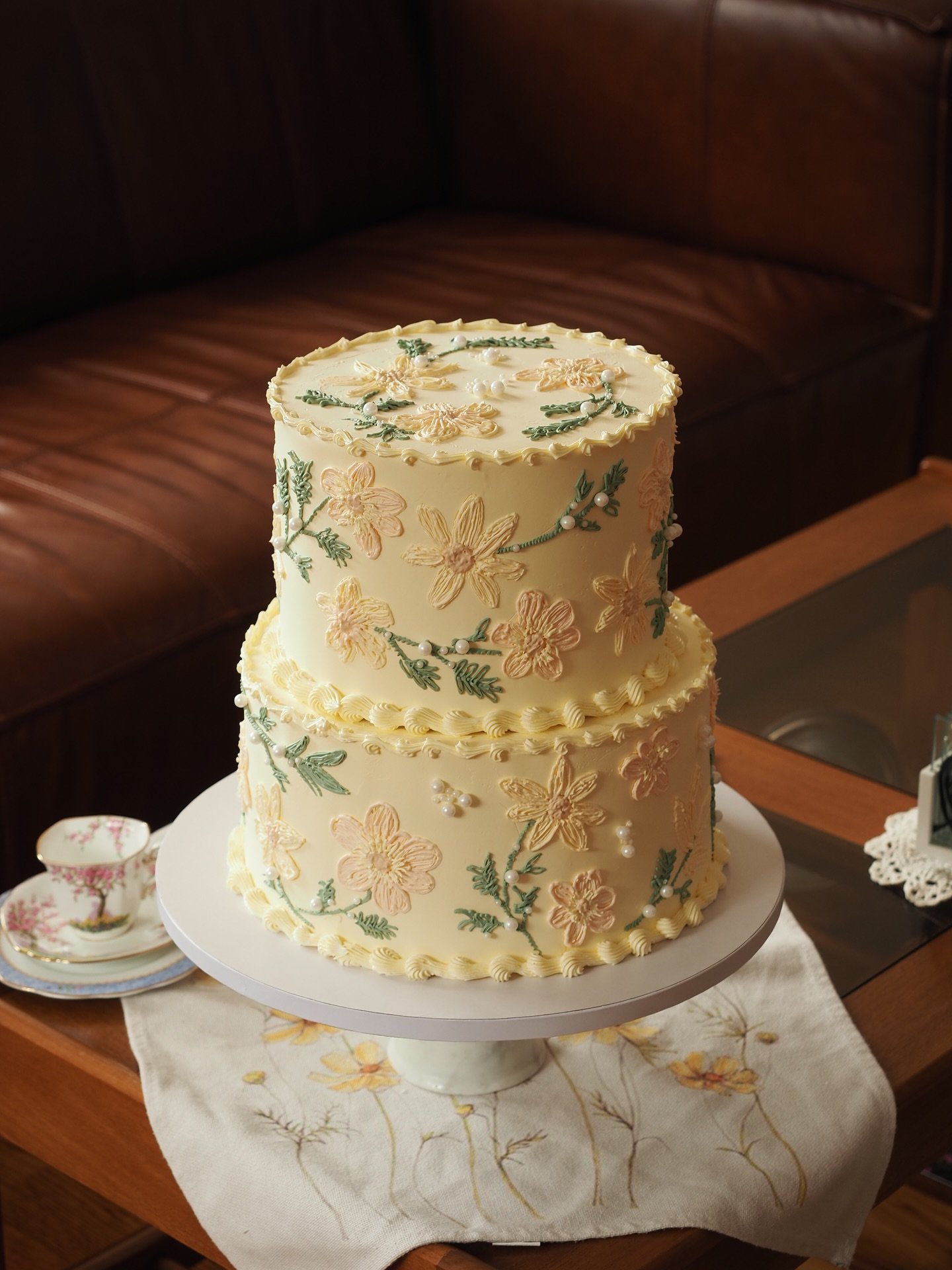 When there&rsquo;s no needle and threads, do it on a cake instead 🪡🌸🌼🧵 

- Embroidery on cake

#vintagecake #embroidery #cakeoftheday #cakegram #cakes #nz