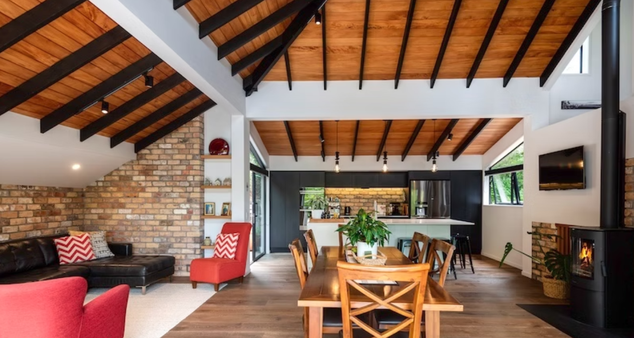 Cheriton Rd - Dining area with fireplace.png