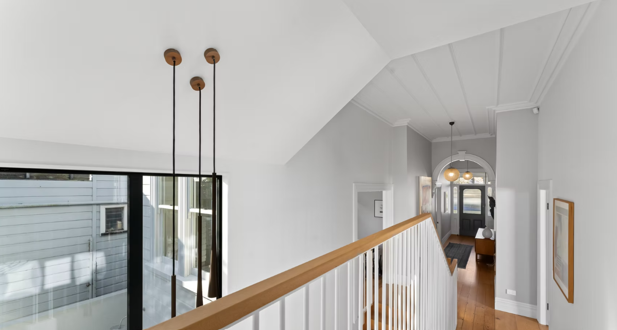 Franklin Rd - Upstairs hallway.png