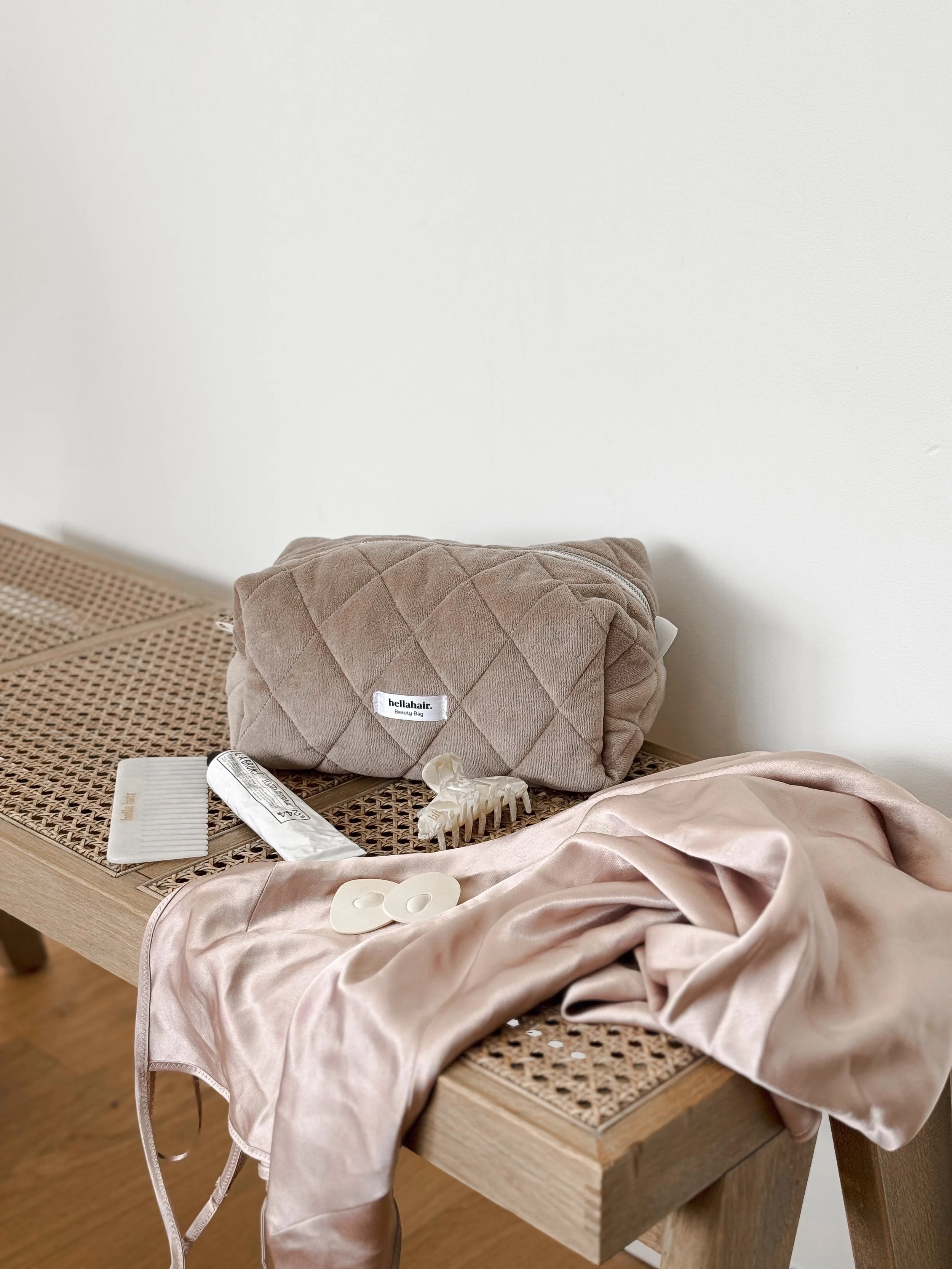 Meigitarvete kott koos aksessuaaridega punutud pingil