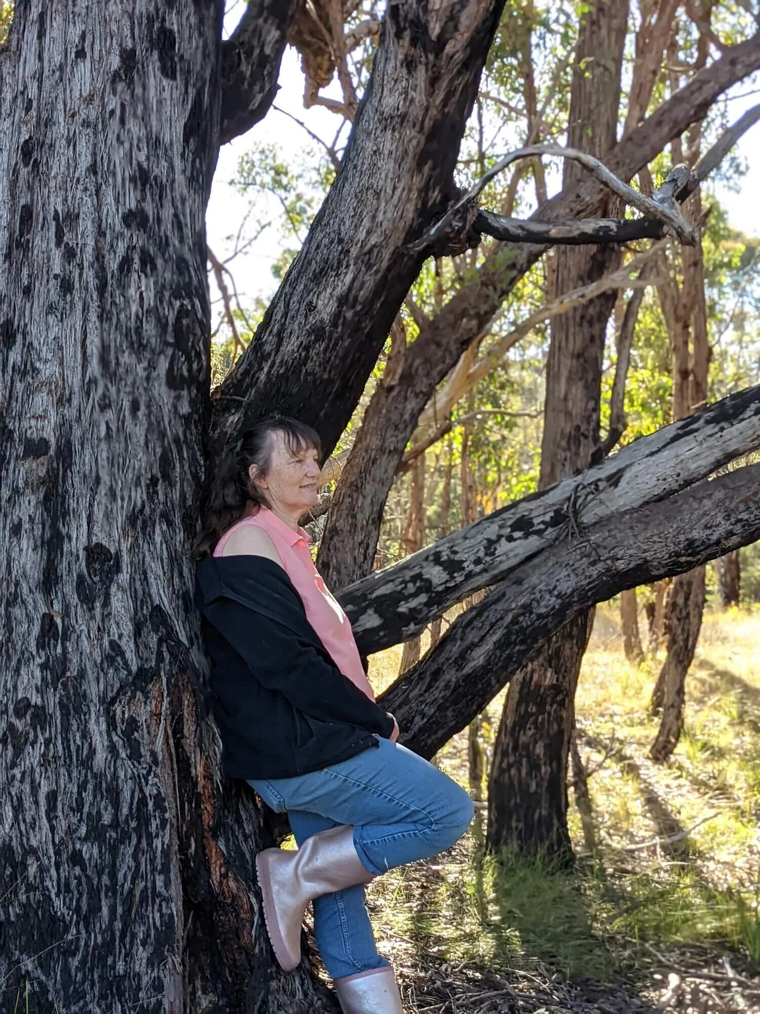 Lady-leaning-on-tree-in-pink-gumboots-in-bush-1500comp.jpg