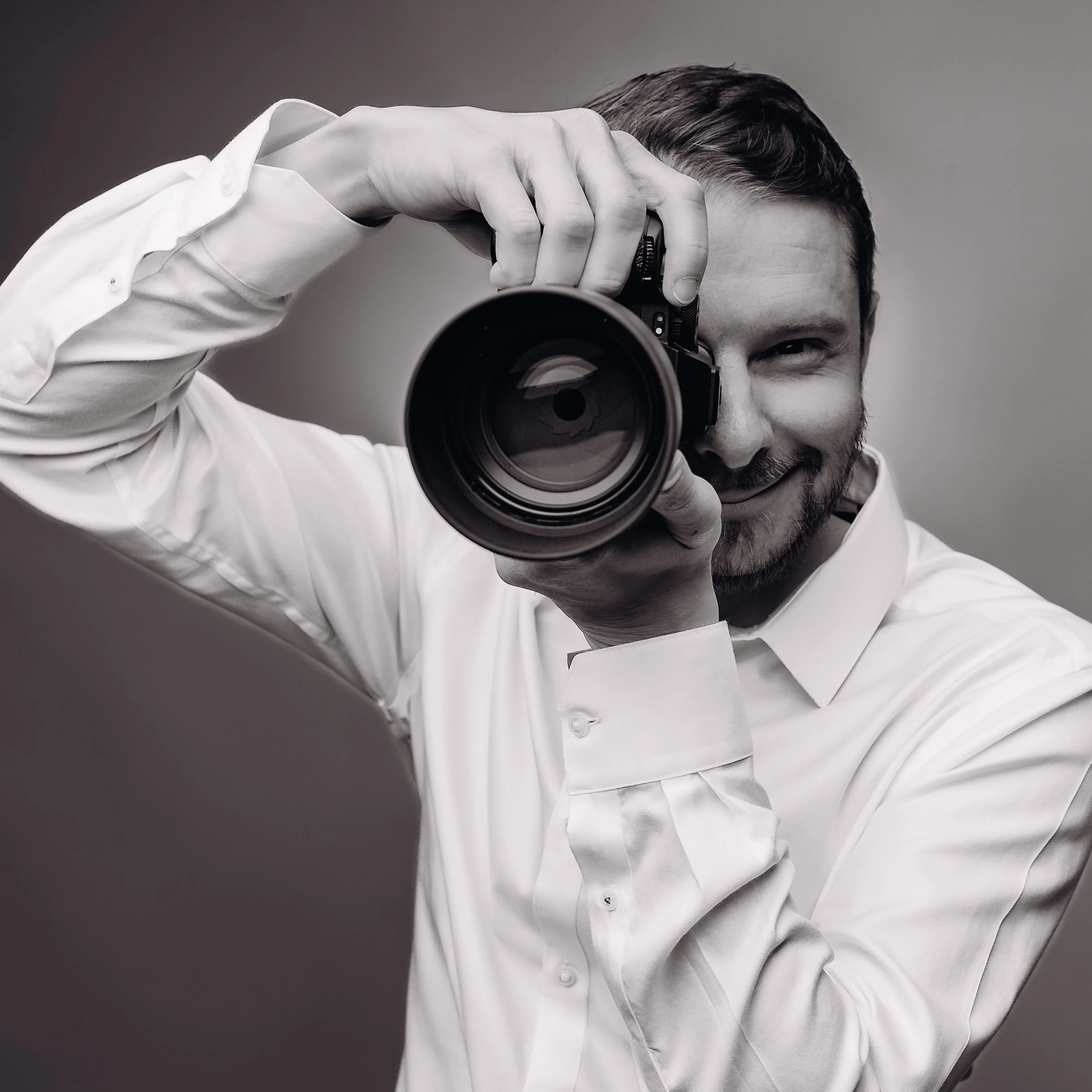 Photographe mariage Toulouse avec son appareil photo en main