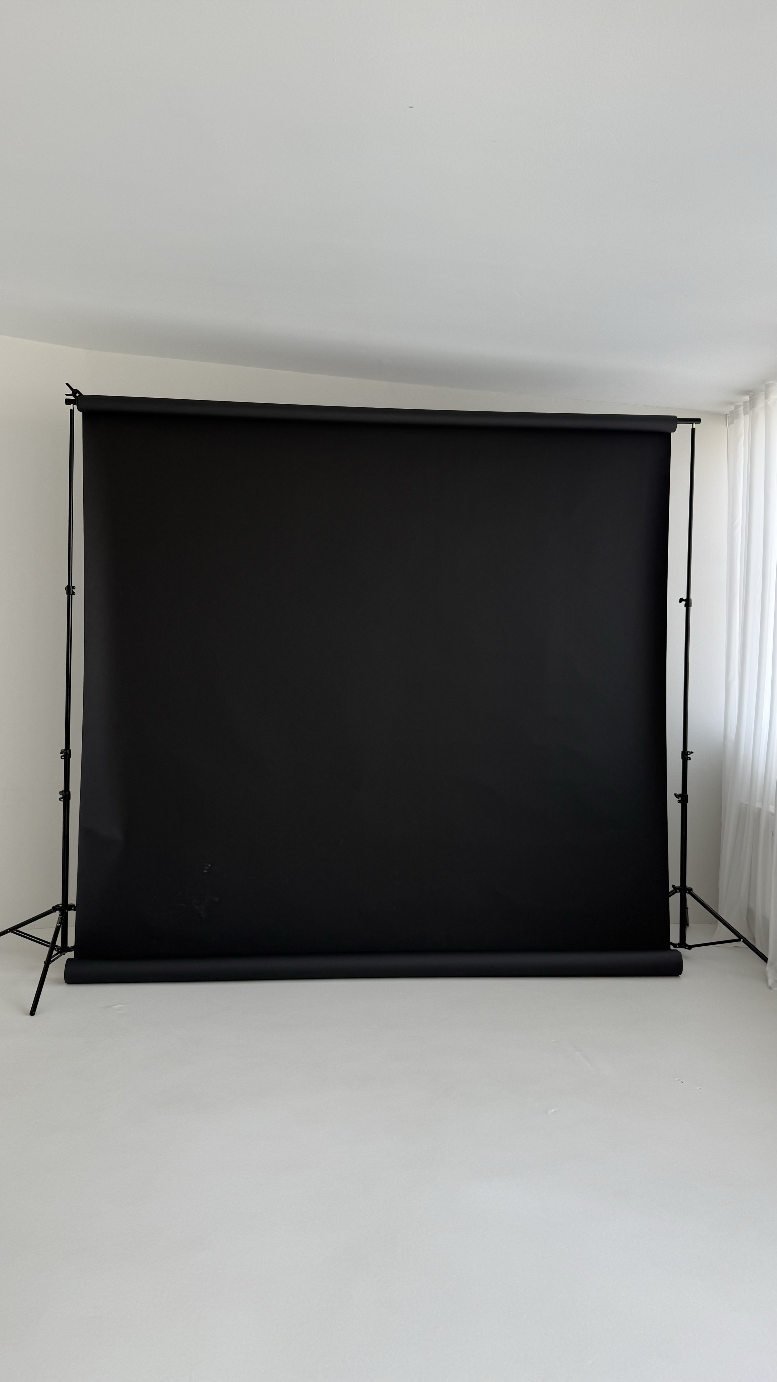 Schwarzer Fotohintergrund auf Stativen im Tageslichtstudio wild:studios Stuttgart
