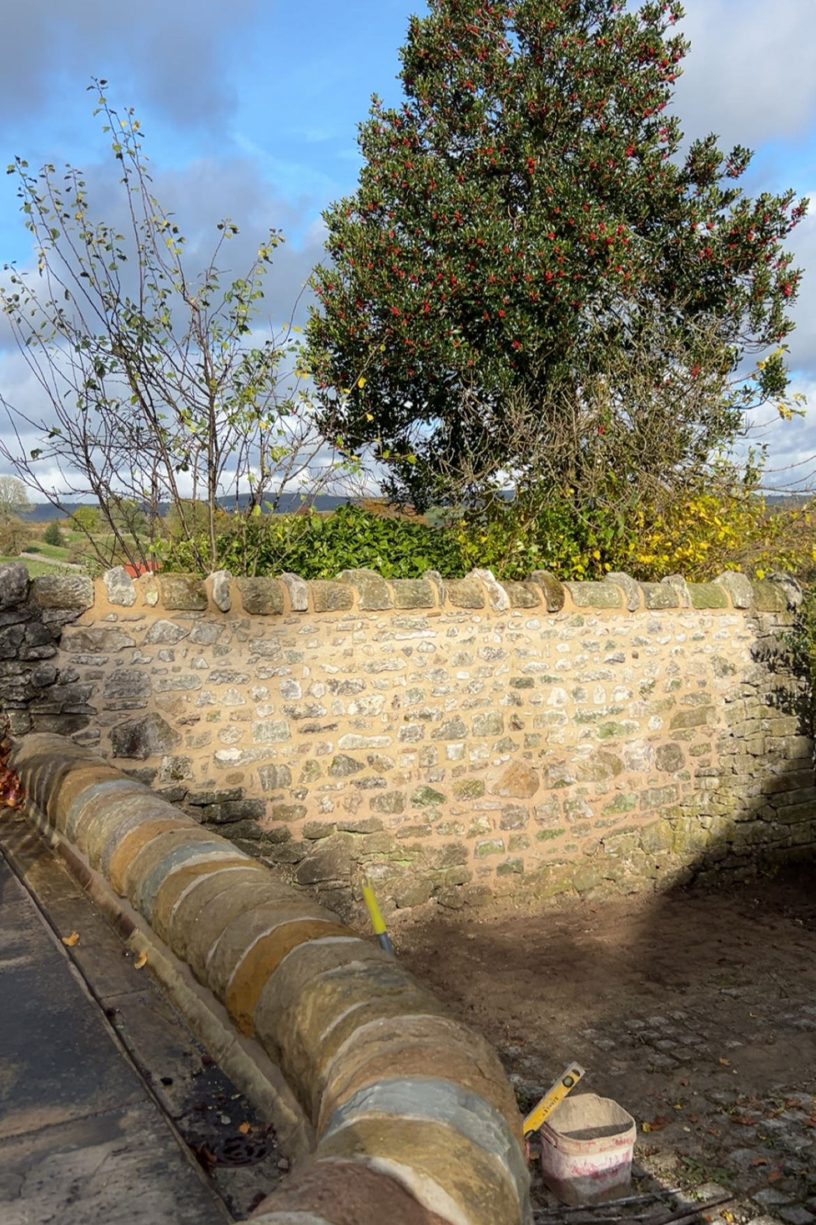 dry stone wall, retaining, cladding, stonework, random style, coursed style, limestone, sandstone, gritstone, Derbyshire, Nottinghamshire, Yorkshire, Staffordshire, Leicestershire, Lancashire, Manchester, Stockport, Sheffield, Chesterfield, Matlock 